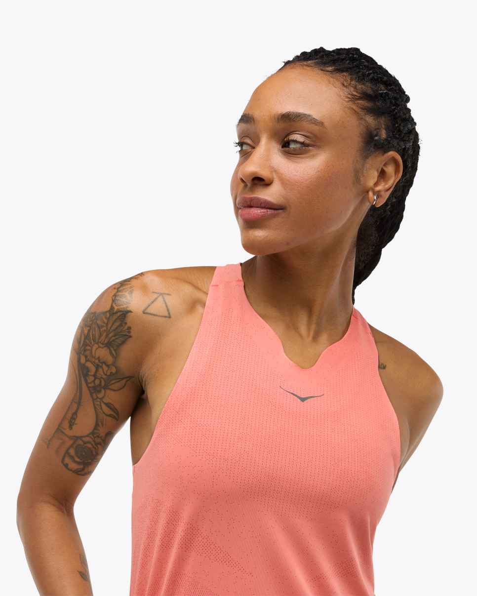 HOKA Camiseta sin mangas para el día de la carrera, color pomelo.