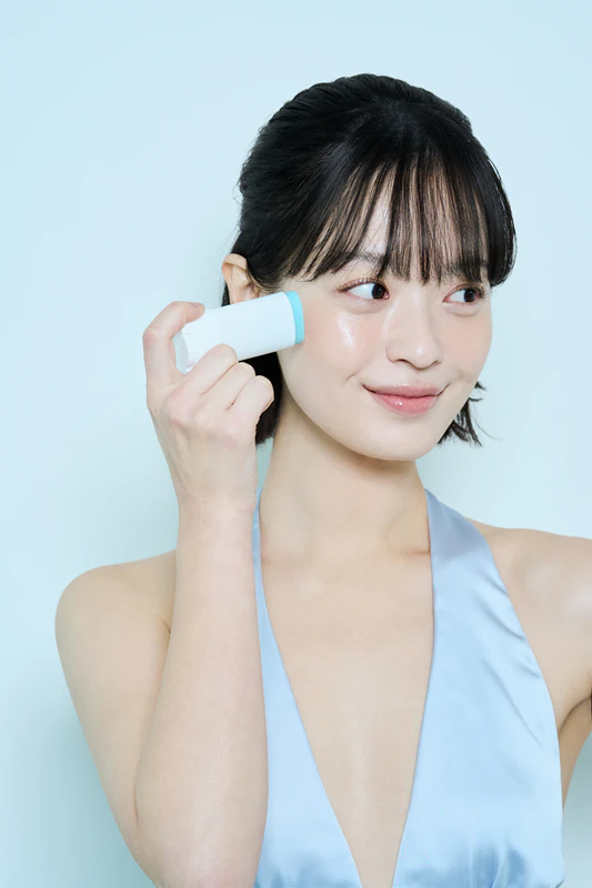 SKIN1004 Ochranná a hydratačná tyčinka na opaľovanie s pupočníkom madagaskarským s hyalu-cicou Silky-Fit SPF 50+