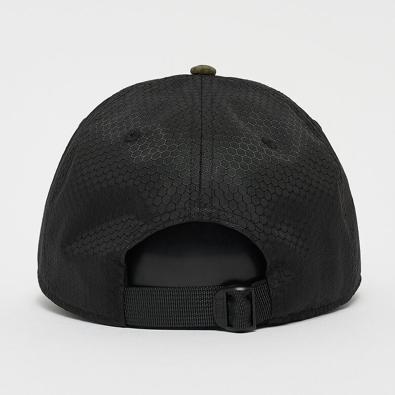 6-panel TrueFit Cap Resting Man