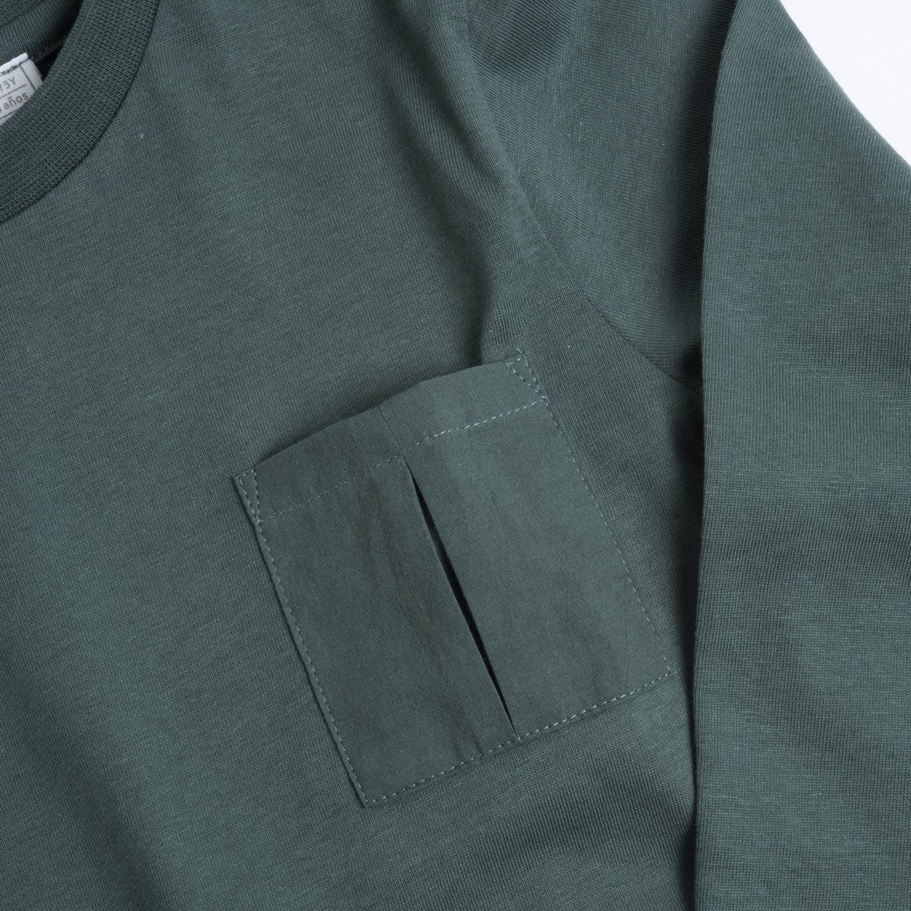 Einfaches T-Shirt mit Tasche