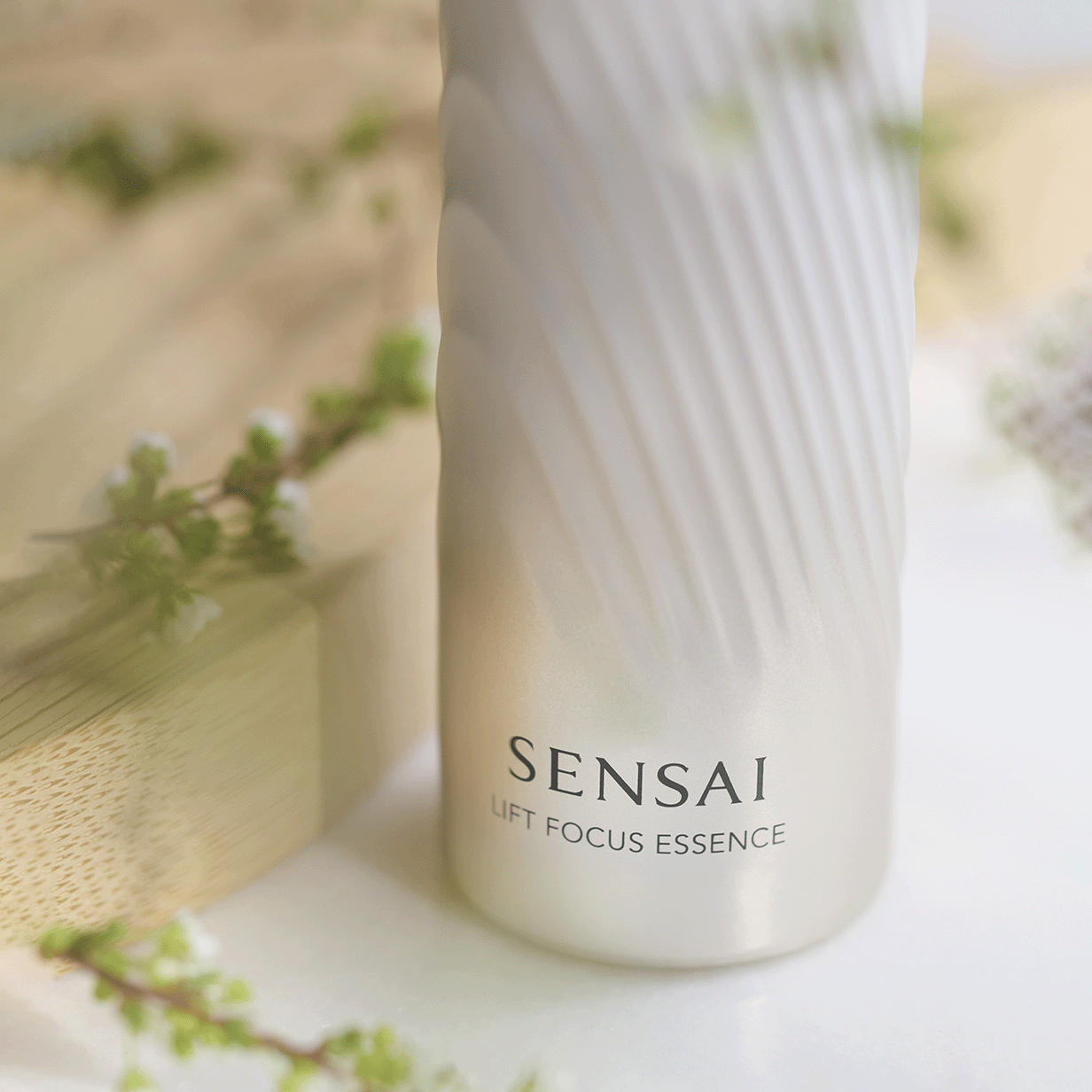 Sensai Lift Focus Essence Firming Essence Luksuzni proizvod protiv bora i starenja