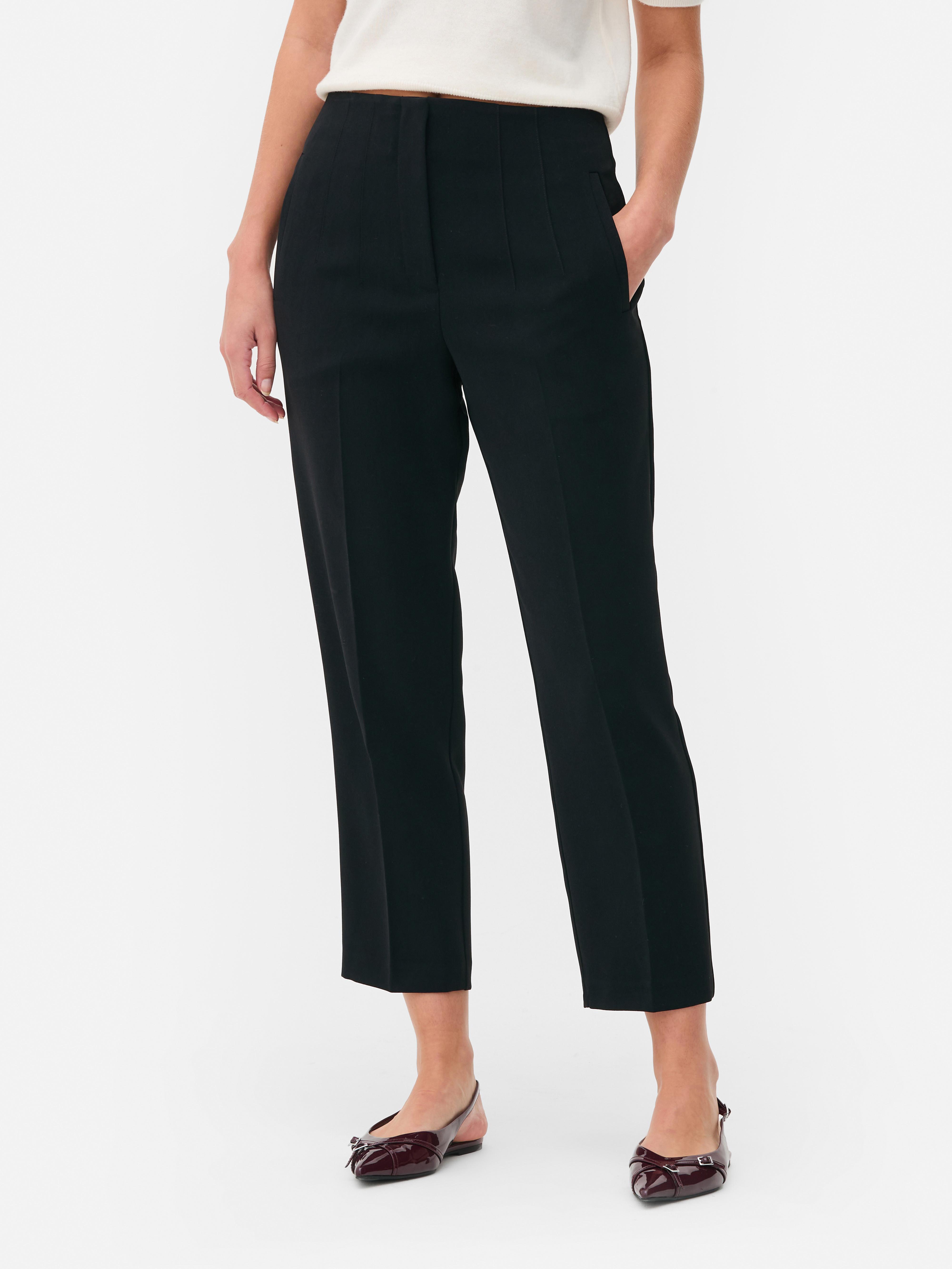 Hochgeschnittene Hose mit Bundfalten. Diese klassische, hochgeschnittene Hose zeichnet sich durch Bundfalten und Bügelfalten aus.