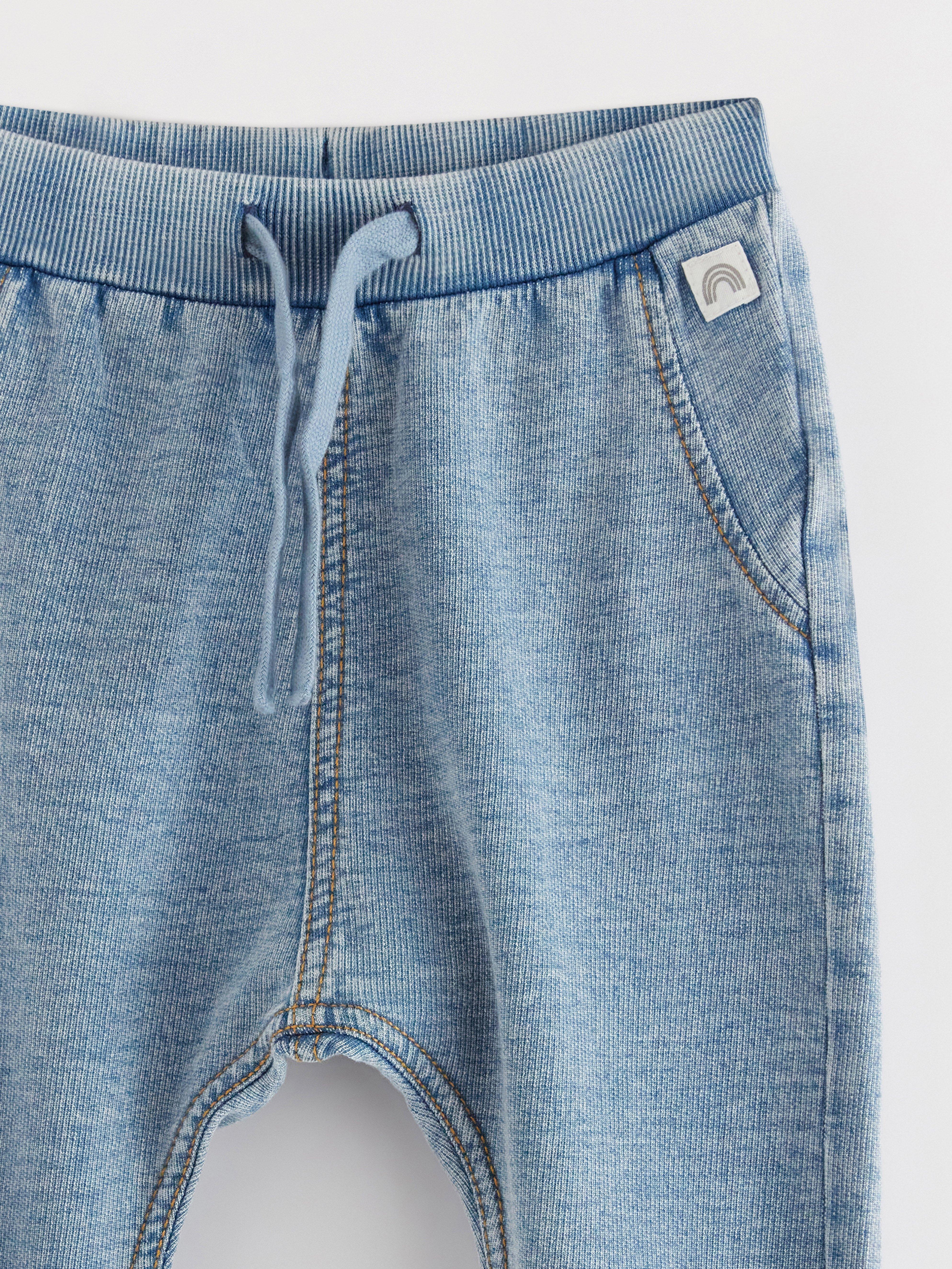 Pantalones deportivos con aspecto vaquero. Tejido vaquero claro.