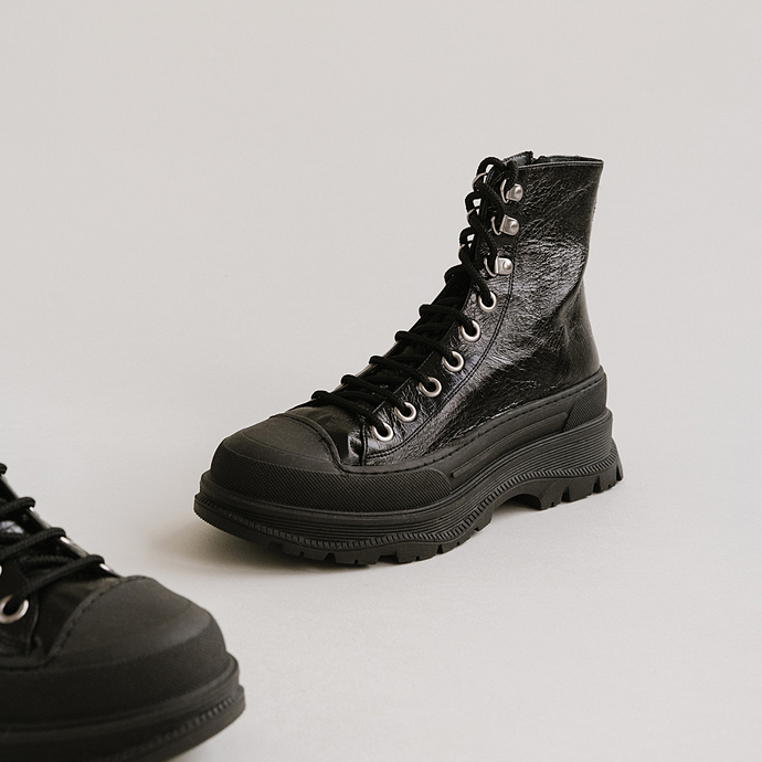 Boots à lacets et semelles crantées  en cuir vieilli noir