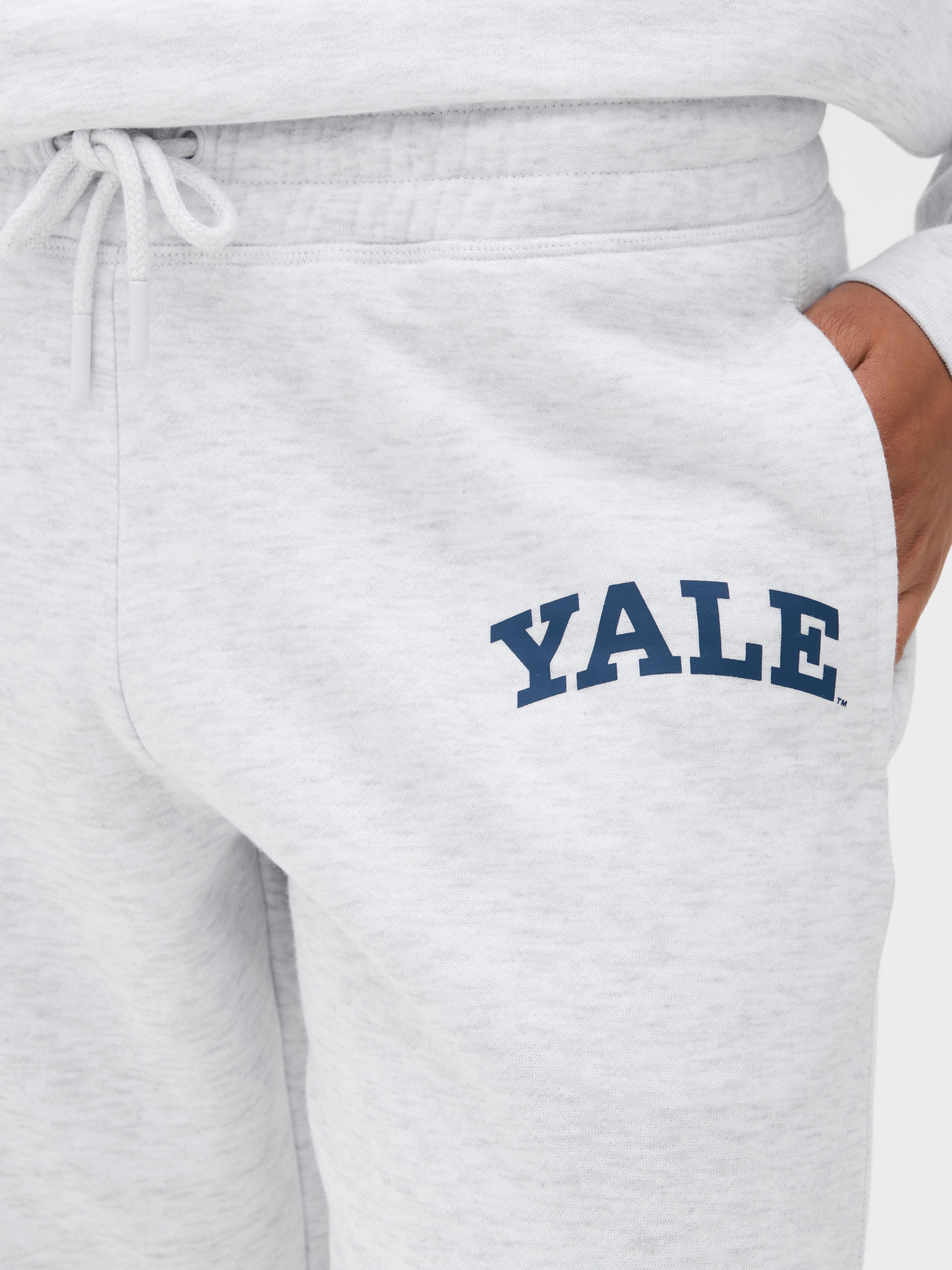 Pantaloni della tuta Yale abbinati con coulisse Pantaloni della tuta Yale con coulisse, polsini elasticizzati alle caviglie e piccola stampa Yale
