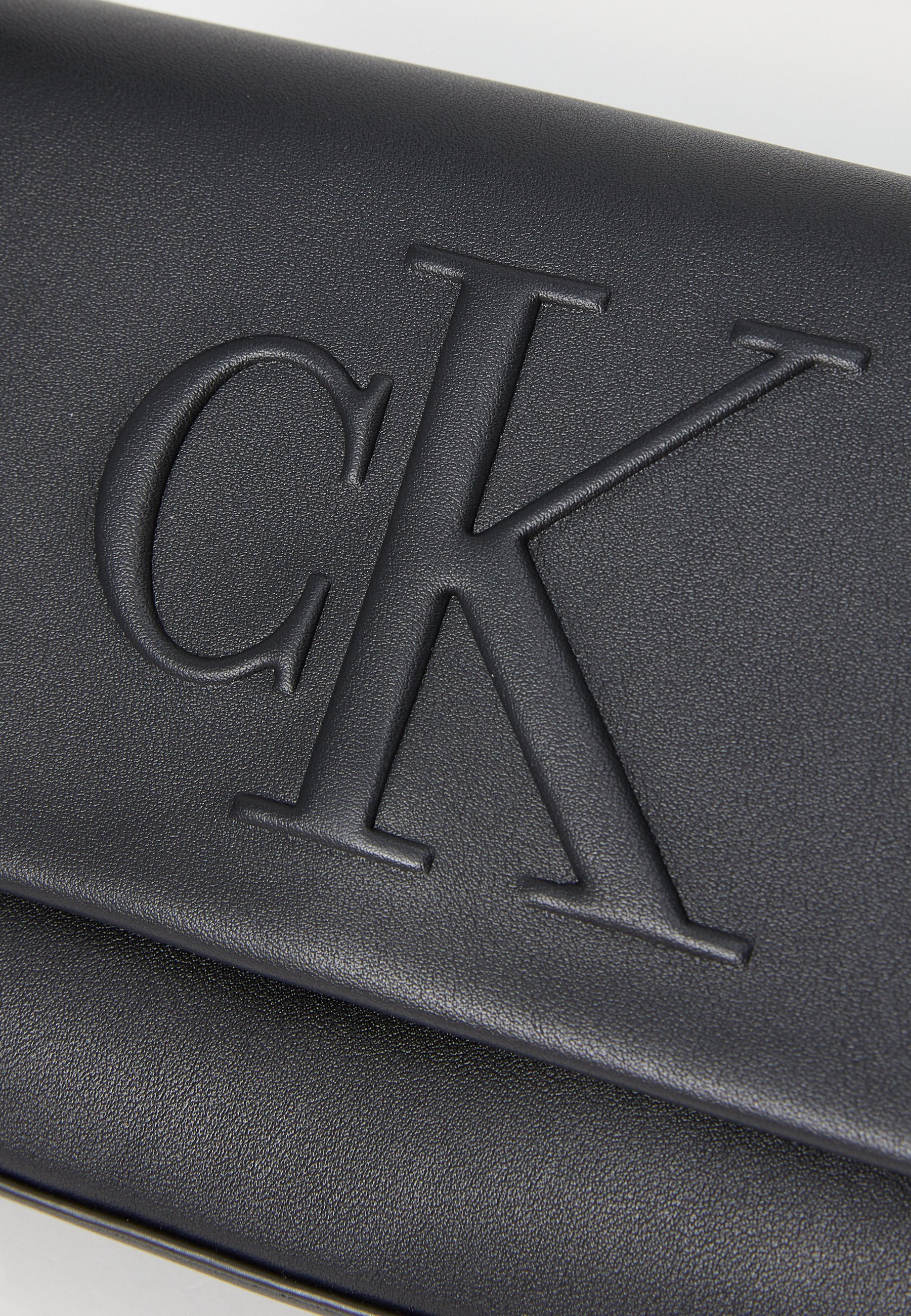 Calvin Klein Jeans SCULPTED FLAP SHOULDER POUCH - Handtas - zwart