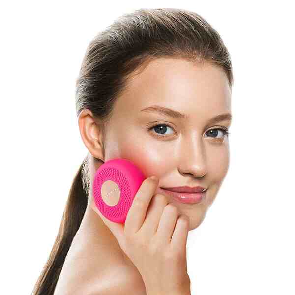 Máscara facial mini FOREO UFO para tratamento de pele seca, cor fúcsia.