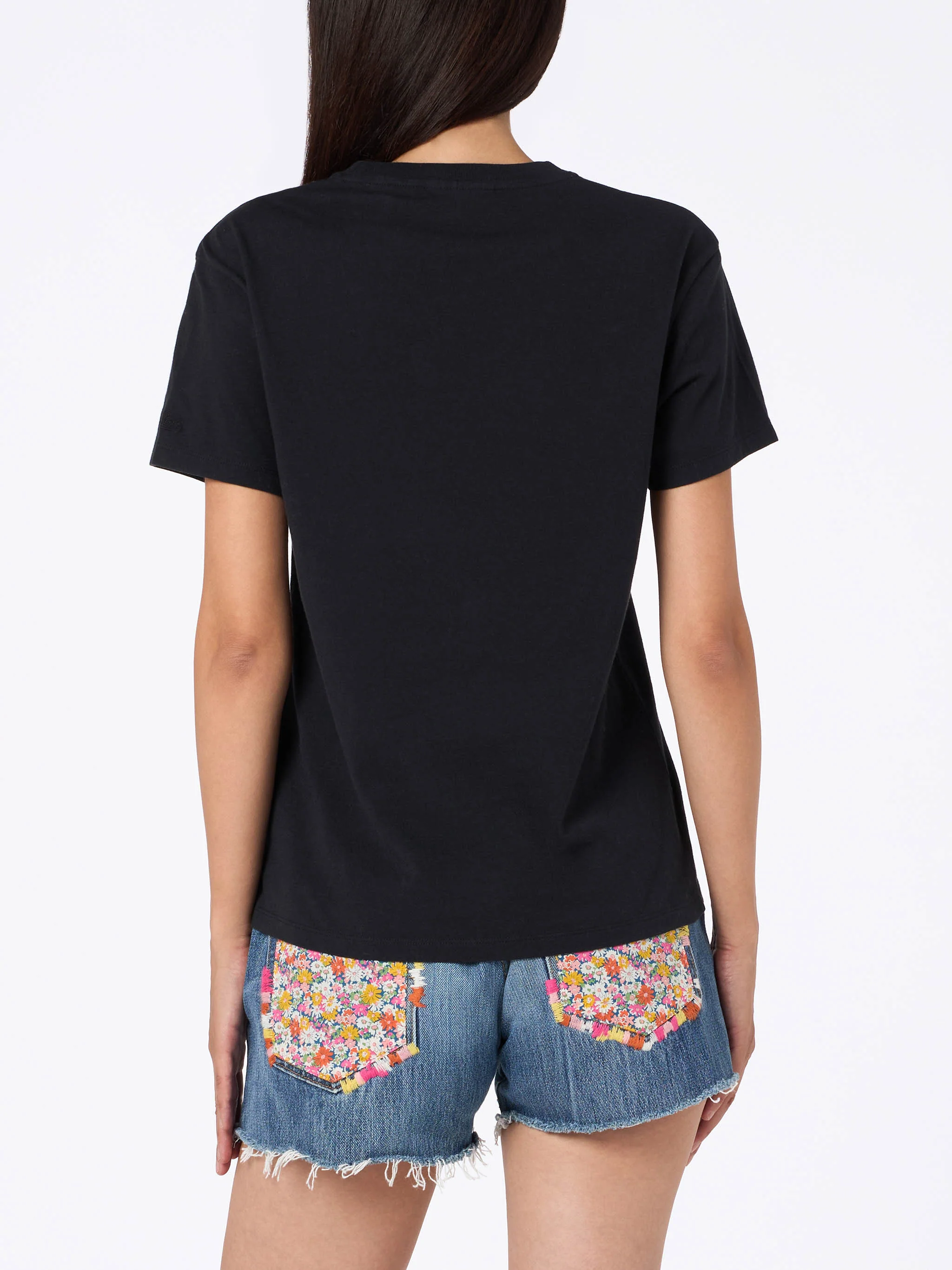 Emilie dames T-shirt met ronde hals, gemaakt van zwarte katoenen jersey, met borduurwerk.
