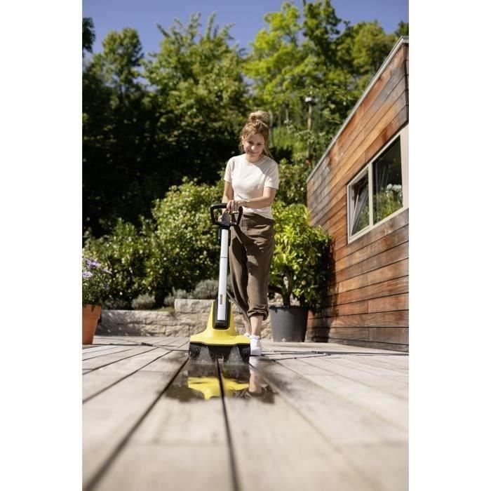 Limpiador de patios inalámbrico Karcher PCL 3-18 con batería de 18 V/2,5 Ah y cepillo giratorio.