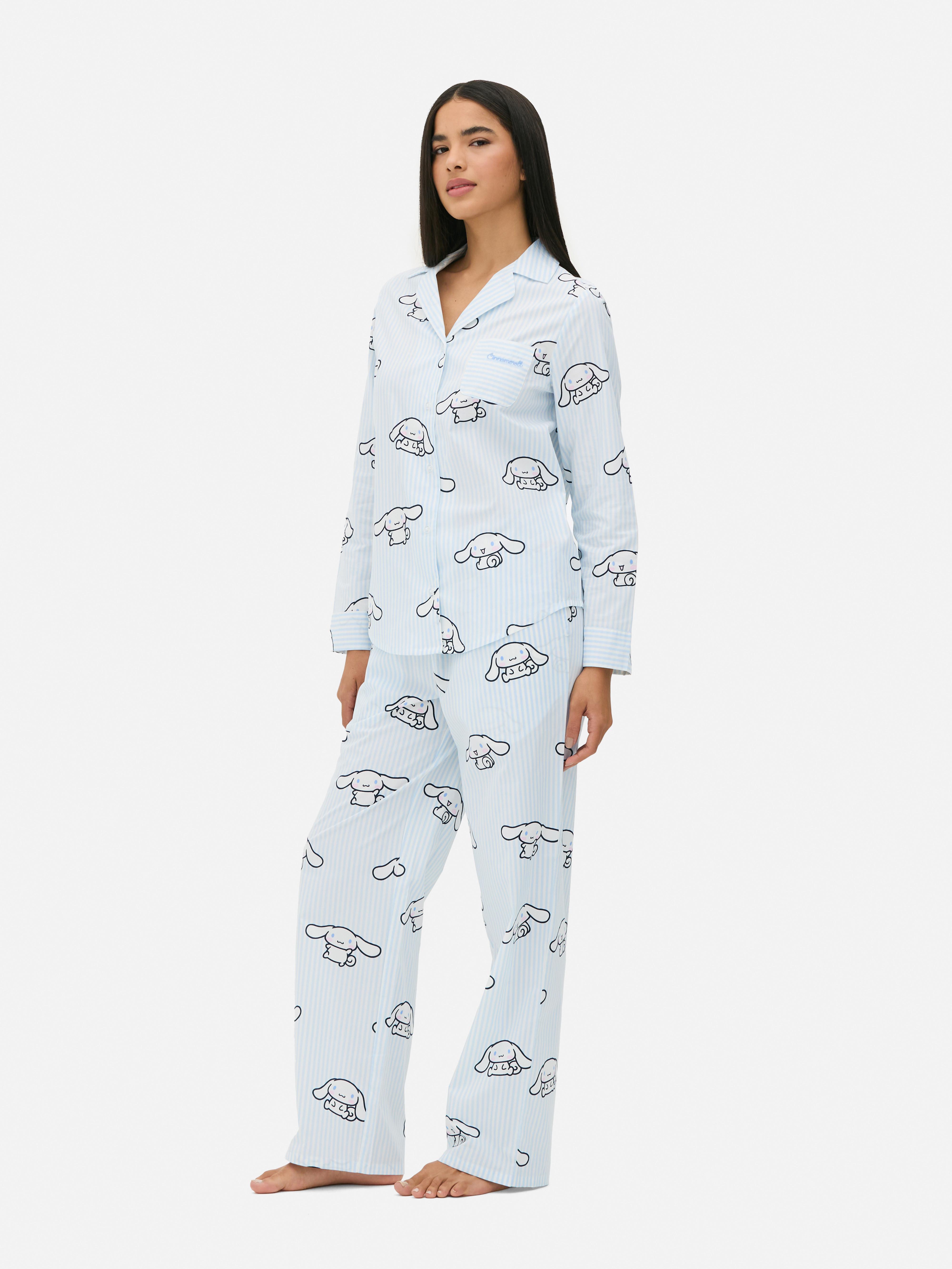 Tricou de pijama cu dungi Hello Kitty. Un tricou de pijama cu Cinnamoroll și Kitty White în rolurile principale.