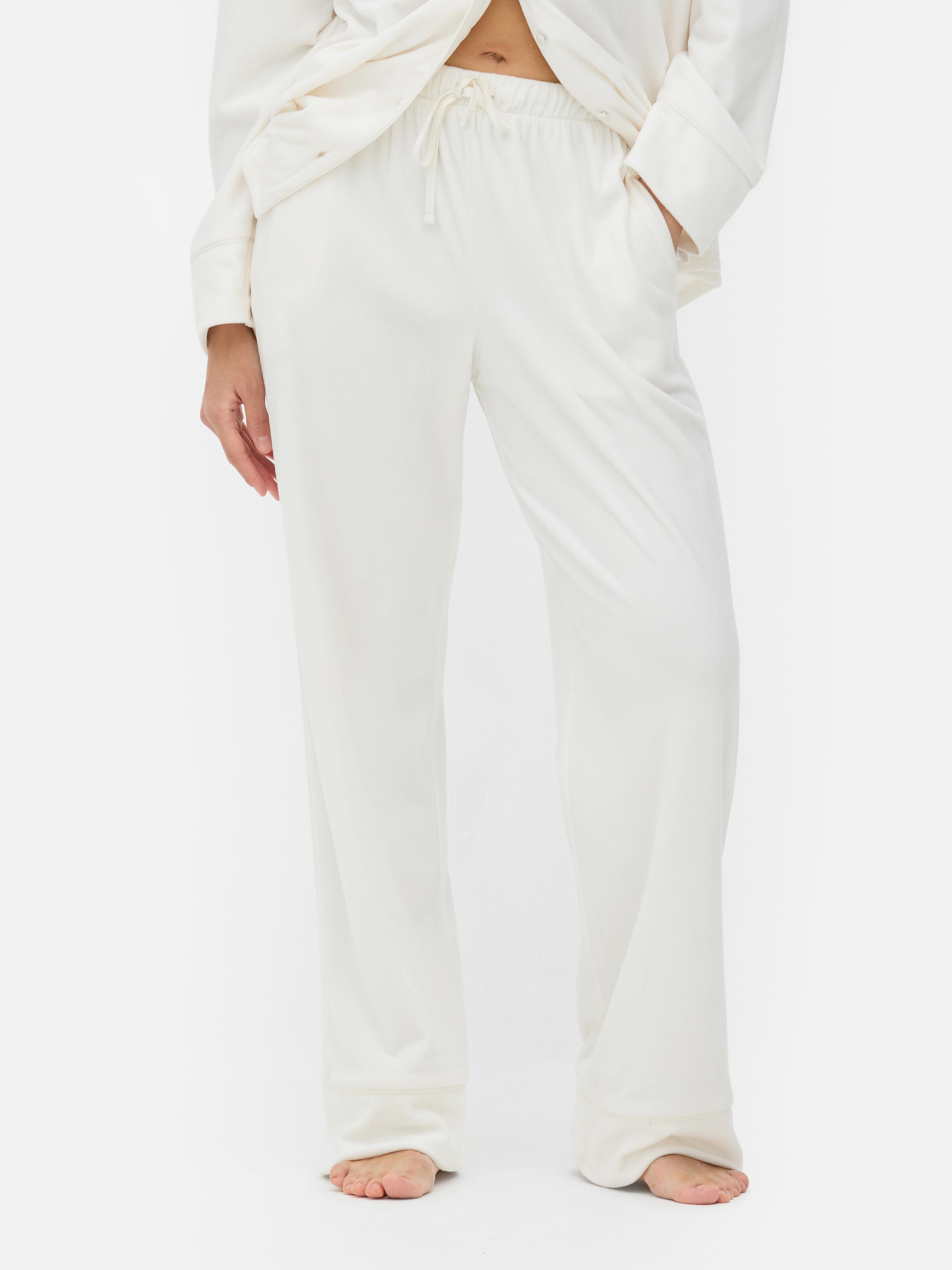 Pantaloni de pijama cu croială largă din fleece minky. Dormiți în lux în acești pantaloni de pijama cu croială largă din fleece minky moale.