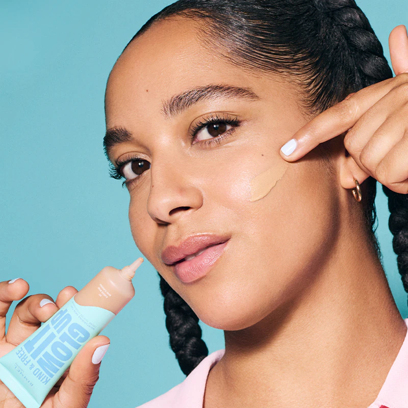 Ľahký hydratačný make-up Rimmel Kind & Free Glow It Up