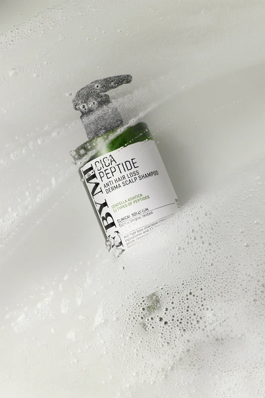 Some By Mi Cica Peptide Derma Scalp Shampoo is een versterkende shampoo tegen haaruitval met een kalmerend effect.