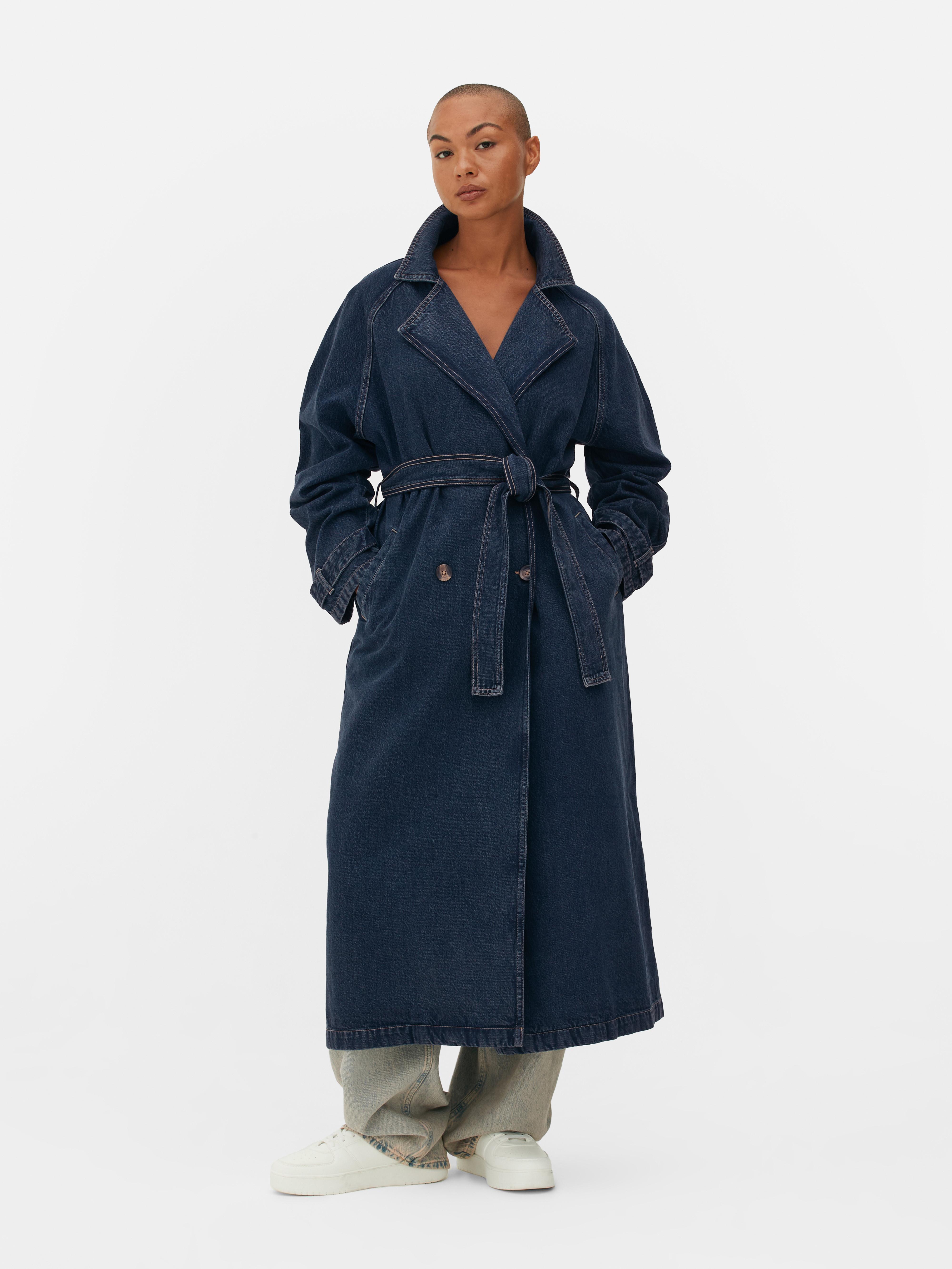 Trench maxi din denim. Acest trench maxi combină detalii clasice cu o notă modernă.