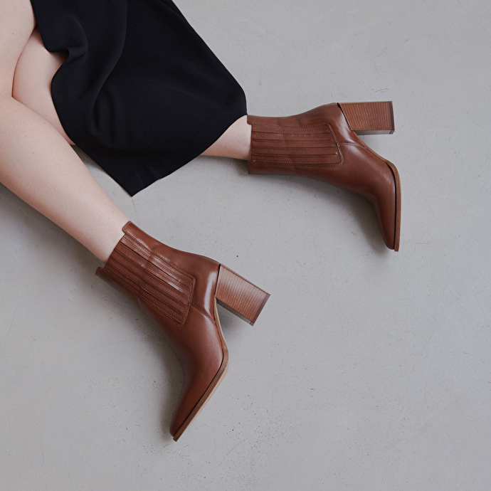 Boots à talons et bouts pointus  en cuir cognac