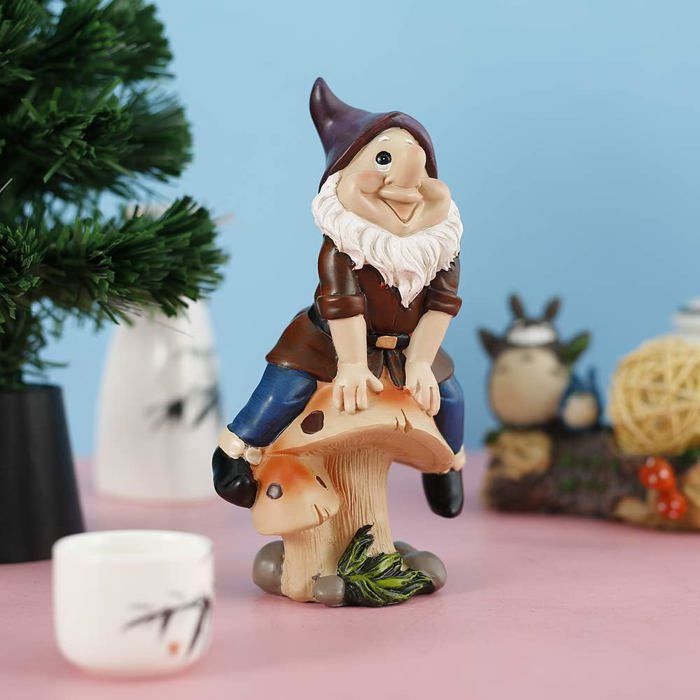 Gnomo de jardín de resina sentado sobre una seta, decoración divertida, tamaño compacto, regalo ideal para niños.
