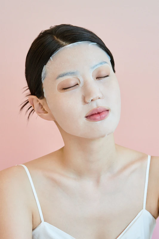 Máscara facial em tecido SKIN1004 Madagascar Centella Poremizing Clarifying Mask para suavizar a pele e reduzir os poros.