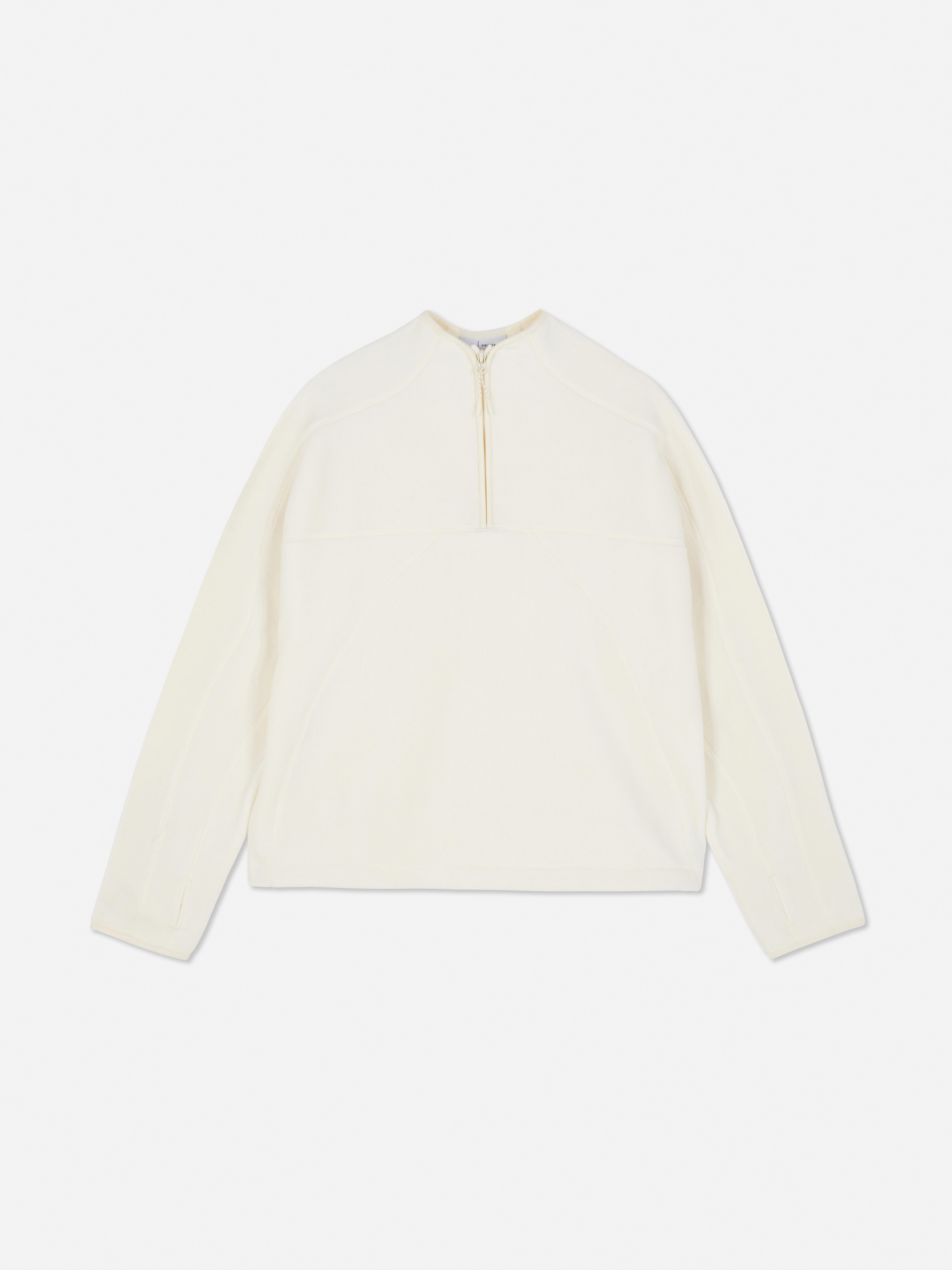 Fleece-Sweatshirt mit halbem Reißverschluss. Ein weiches Fleece-Sweatshirt mit halbem Reißverschluss und Paspelierung.