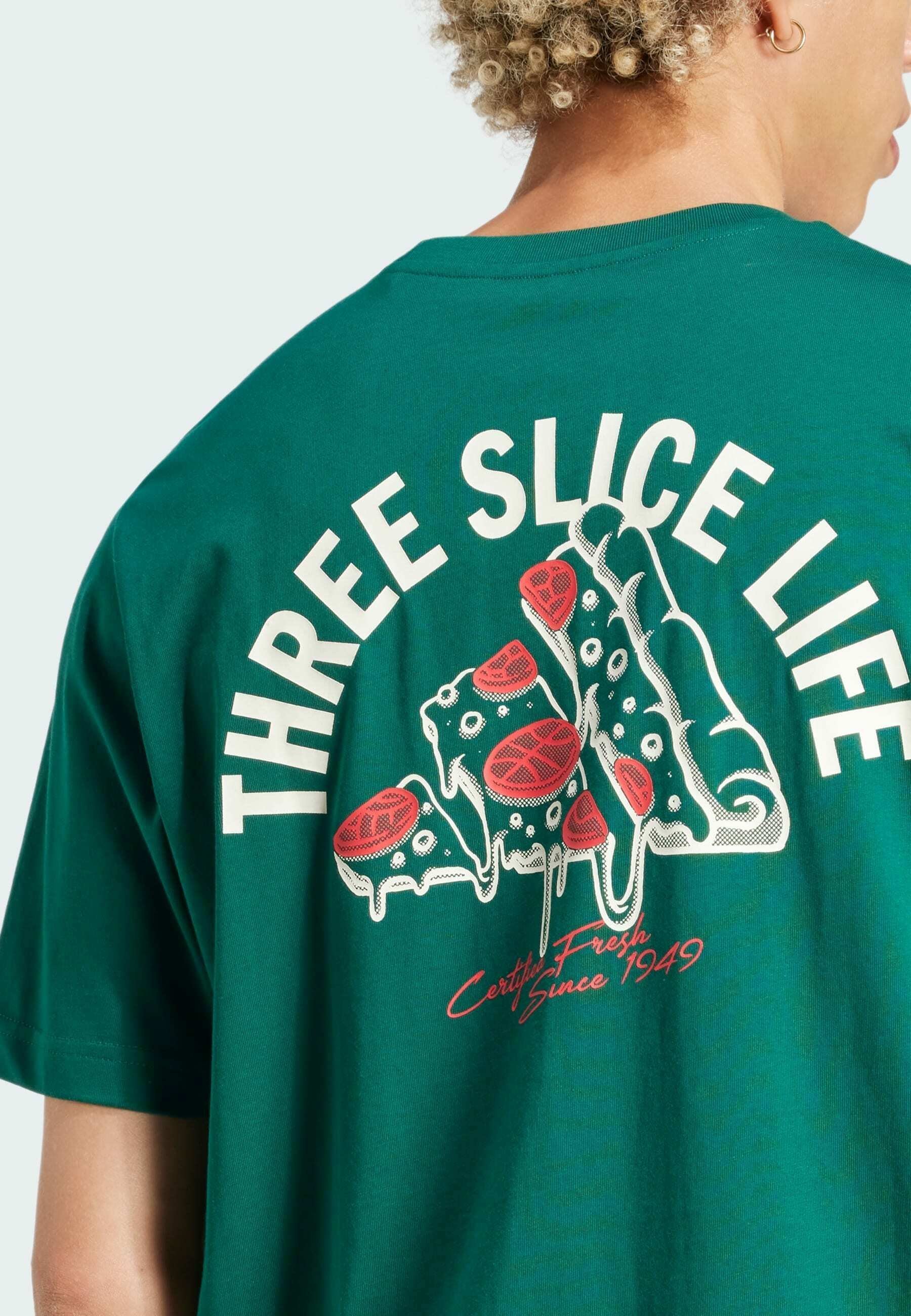 adidas Sportswear LOUNGE PIZZA GRAPHIC - Tricou cu imprimeu - verde universitar