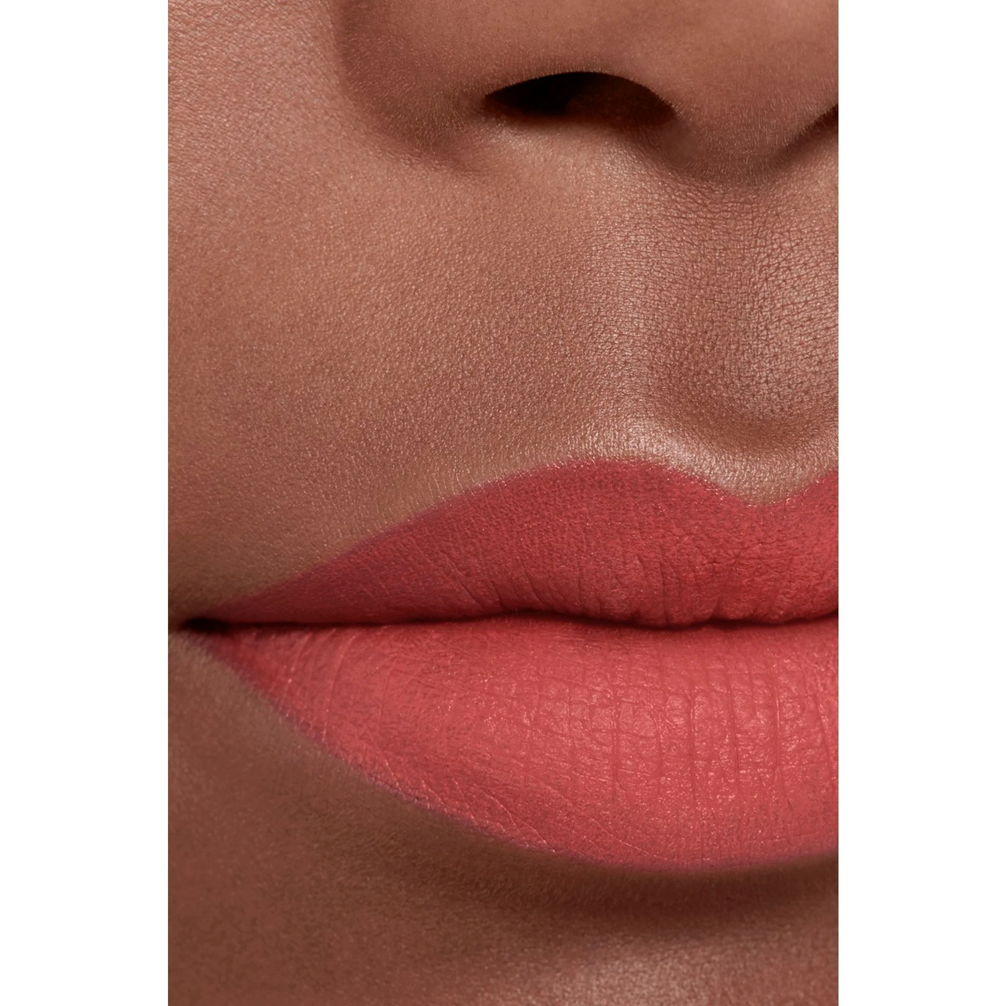 ROUGE ALLURE LIQUID VELVET - IL ROSSETTO FLUIDO OPACO INTENSO ULTRA-TENUTA