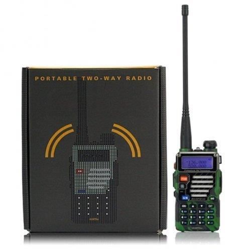 Radio FM portátil BaoFeng UV-5R Plus con diseño de camuflaje.