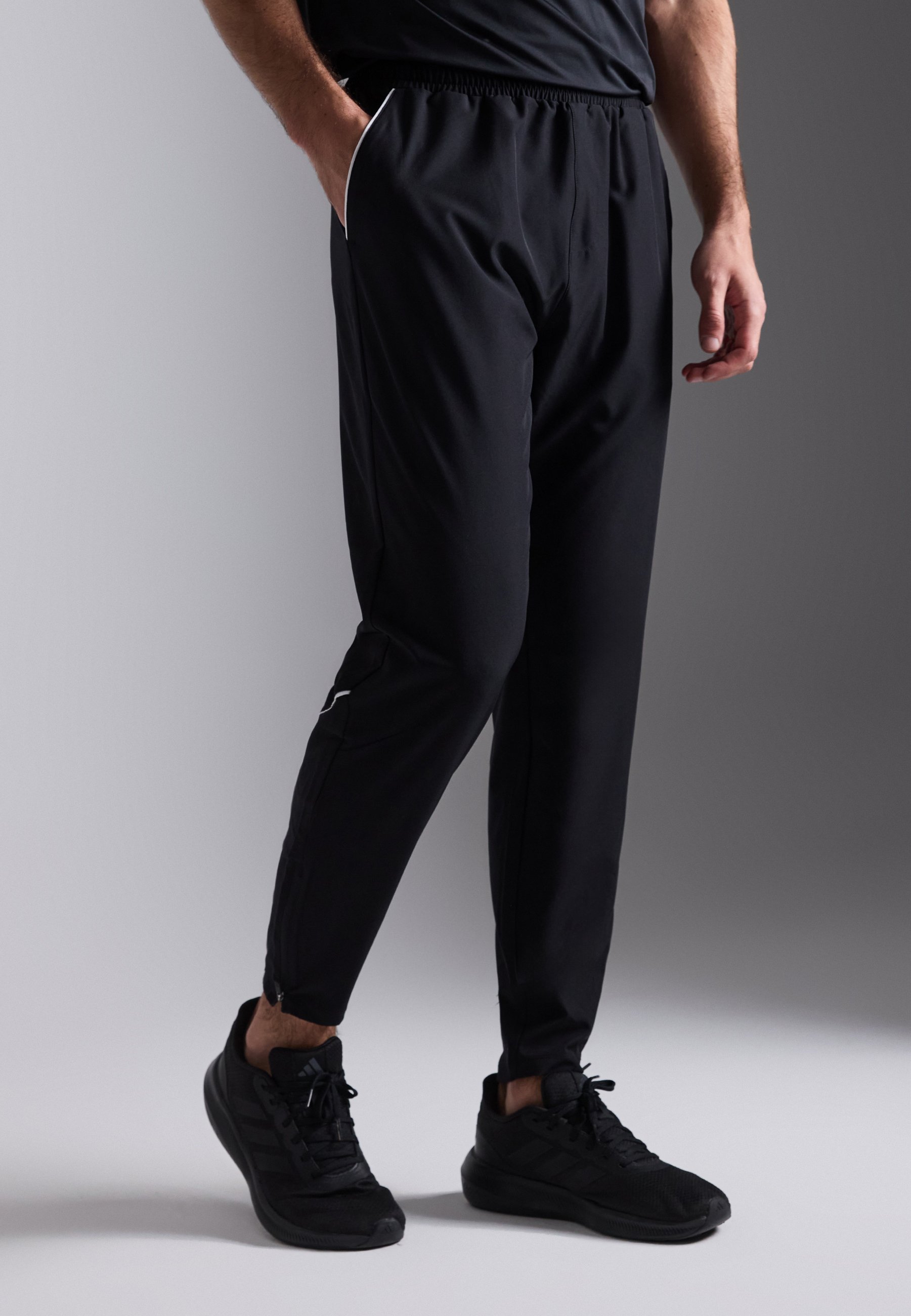 Pier One Sport Slim Fit Trainingshose mit Taschen und Knöchelreißverschluss - Trainingshose - Schwarz