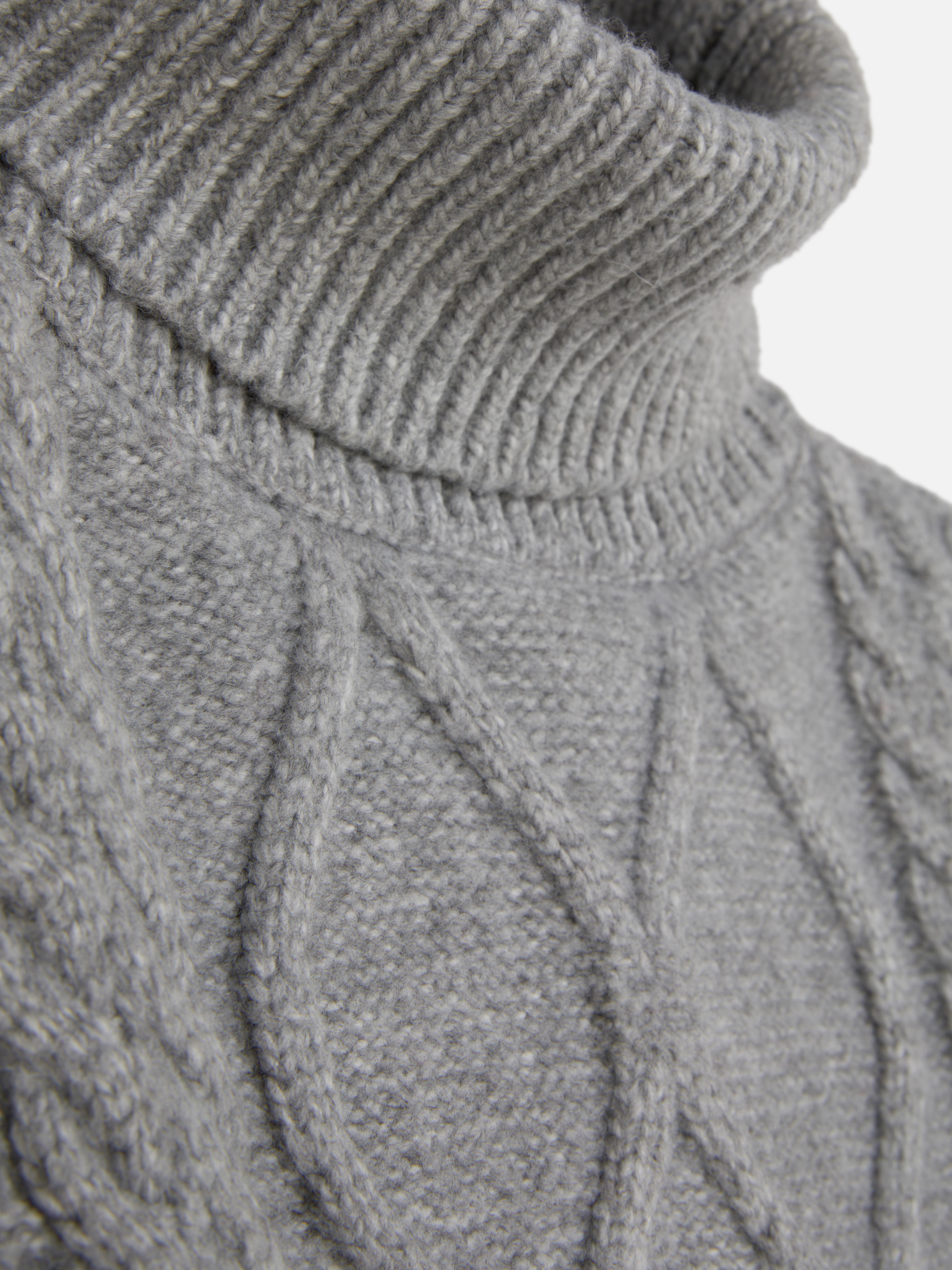 Zopfstrick-Latzhose mit Rollkragen: Mit dieser Zopfstrick-Latzhose mit Rollkragen lässt sich problemlos ein Lagenlook kreieren, ohne dass das Kleidungsstück aufträgt.