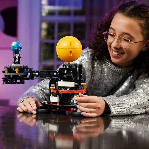 LEGO Technic 42179 Zemlja in Luna v gibanju