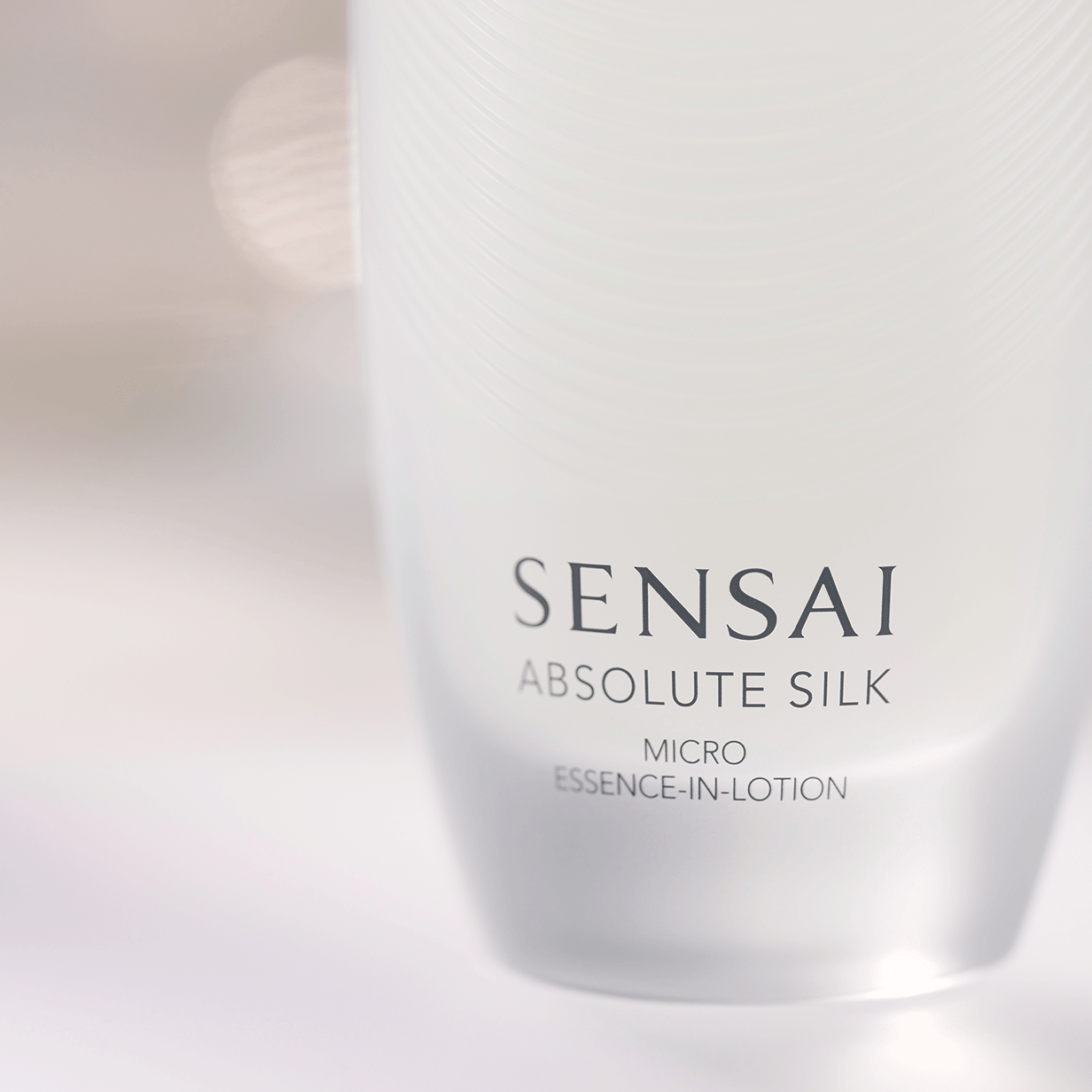 Absolute Silk Micro Essence-In-Lotion Luksusa līdzeklis pret grumbām un novecošanos