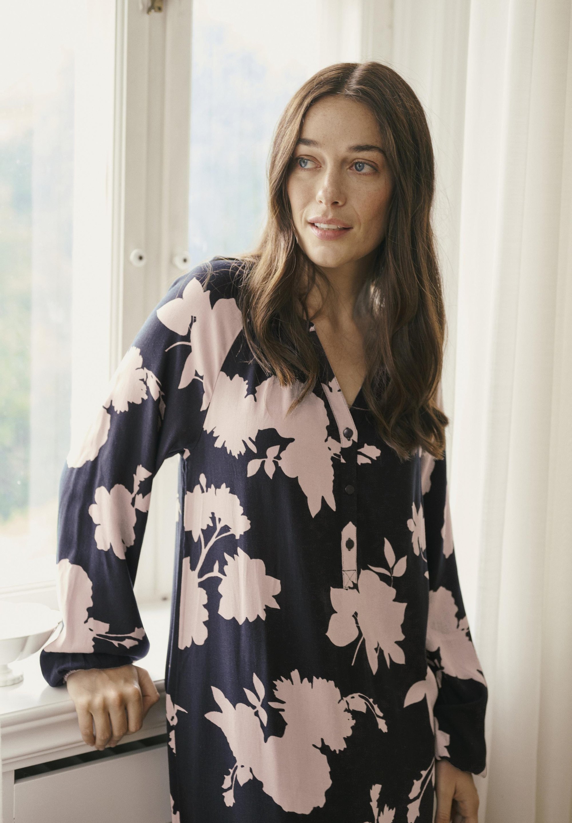Bon'A Parte ELISA - Overhemdjurk - zwarte rozenprint met grote bloemen