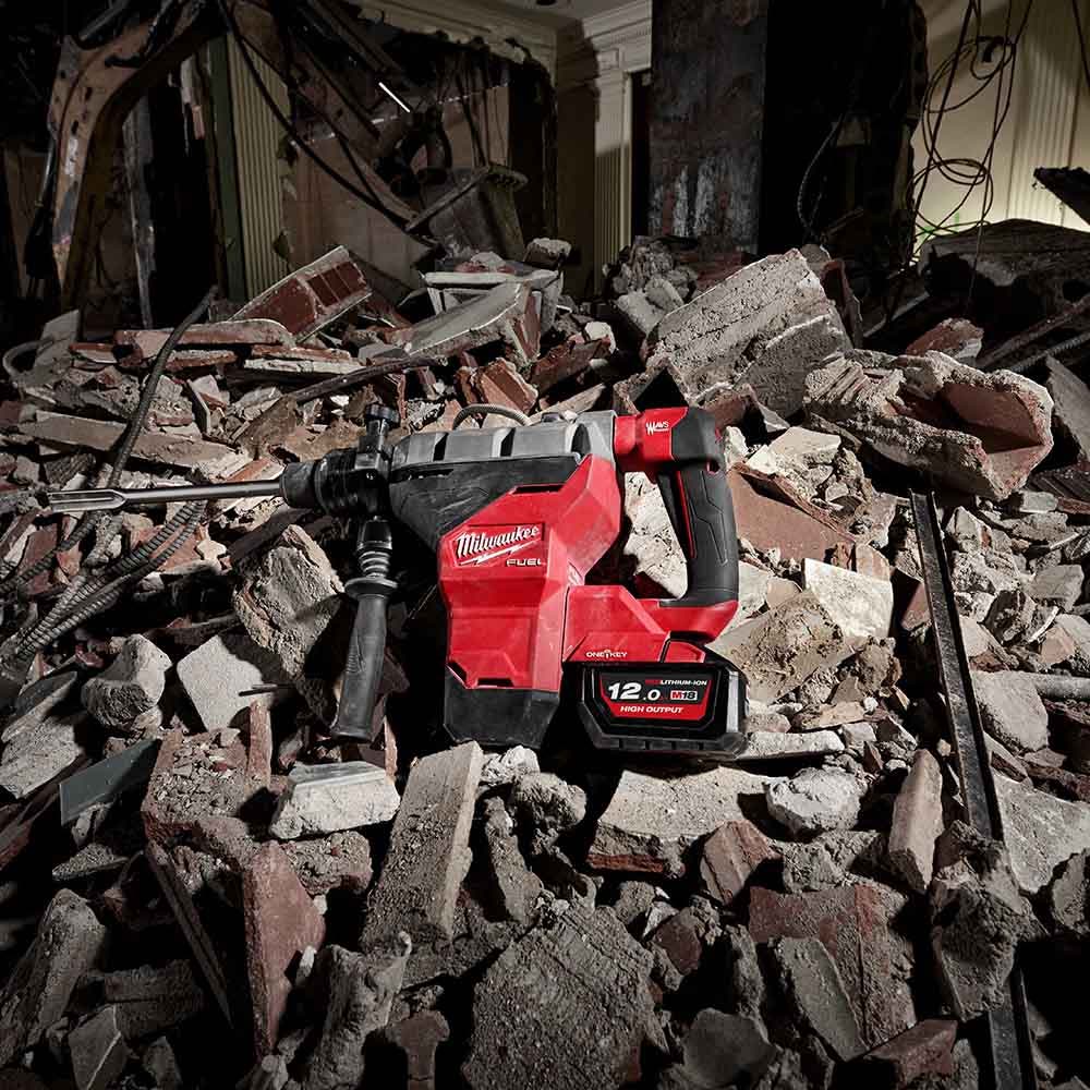 MILWAUKEE 18V FUEL 44mm bürstenloser SDS Max Hammer mit einem Schlüssel und Schutzhaube M18FHM-0