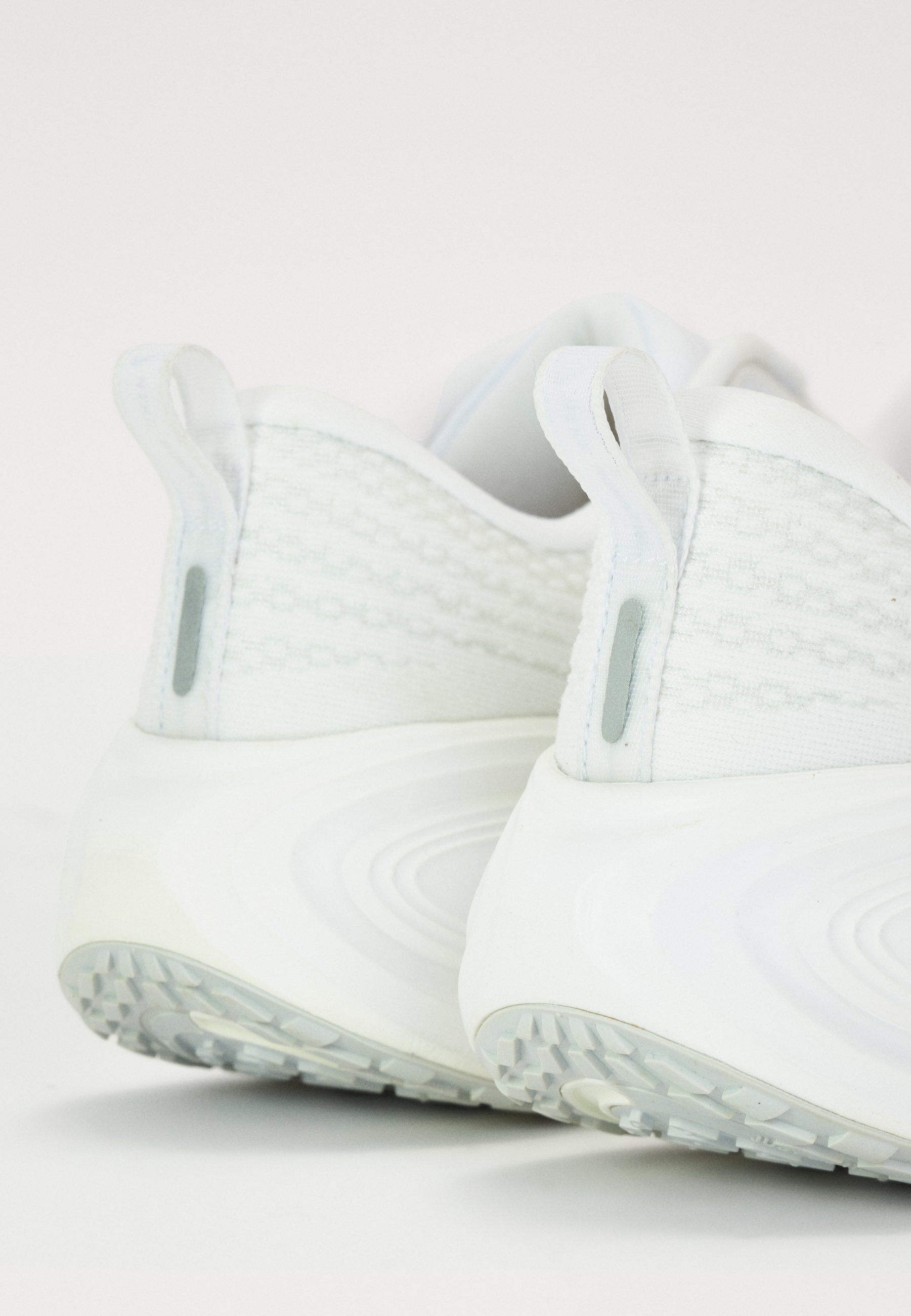 Nike Performance VOMERO PLUS - Hardloopschoenen voor op de weg - wit/summit white/photon dust/metallic silver