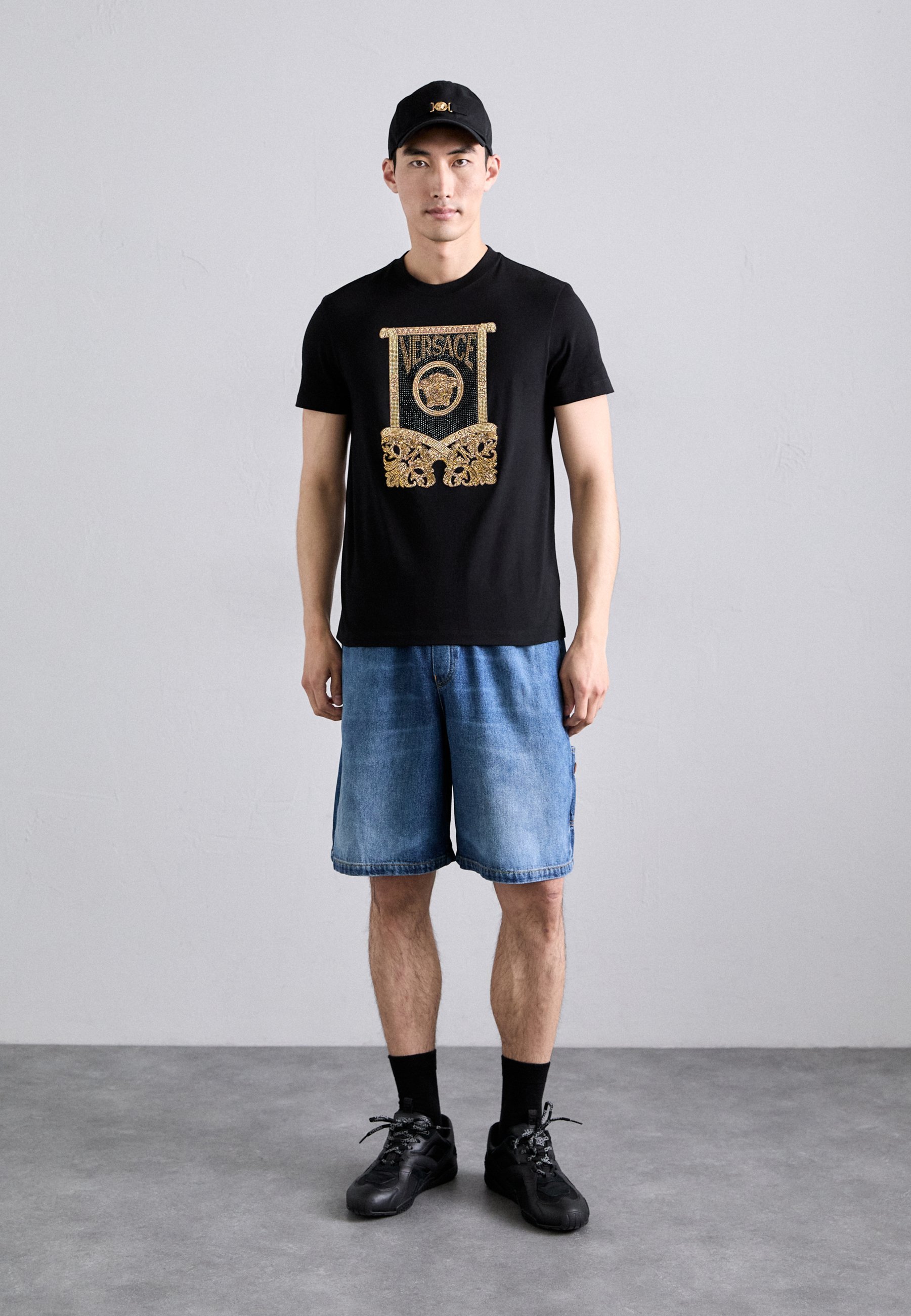 Versace ARCHITECTURAL BAROCCO SCROLL CREST AND HOTFIX - T-shirt stampata - nera