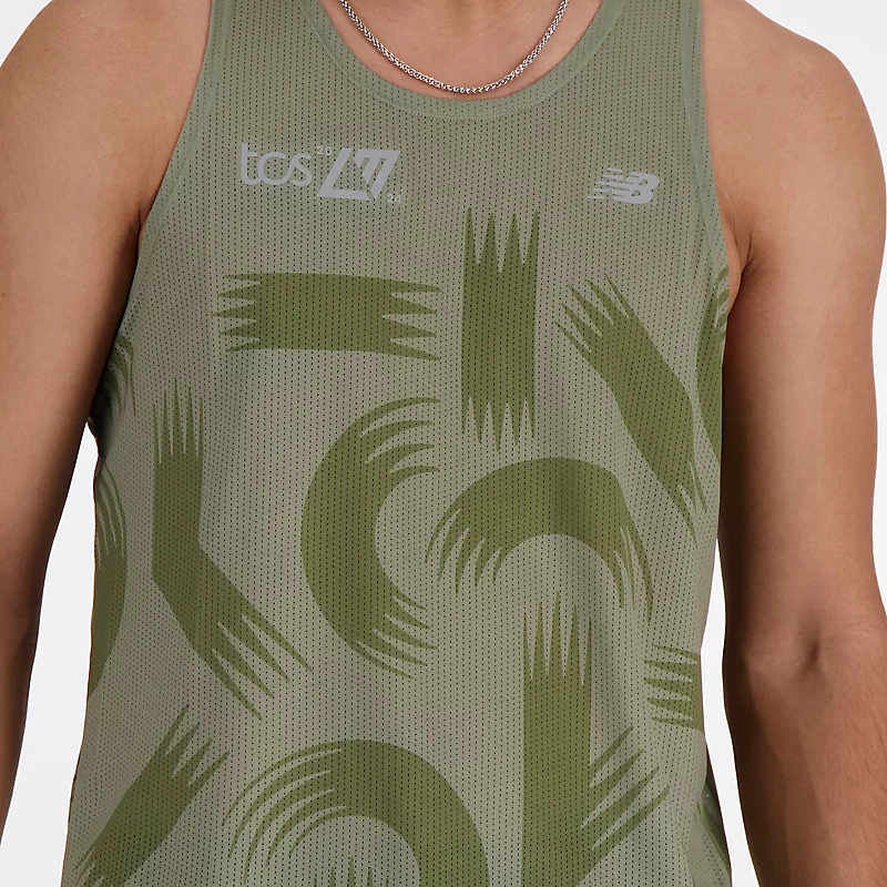 NB Athletics Run bedrukt sporttanktop voor heren uit de London Edition collectie – donker olijfgroen
