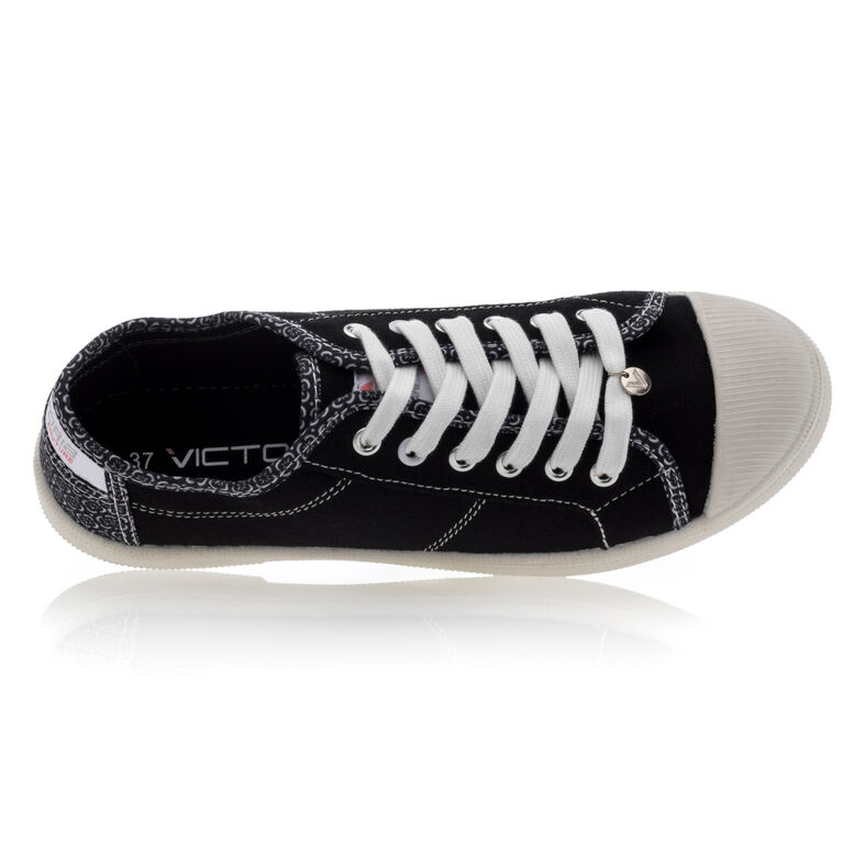 Zapatillas deportivas para mujer en color negro.