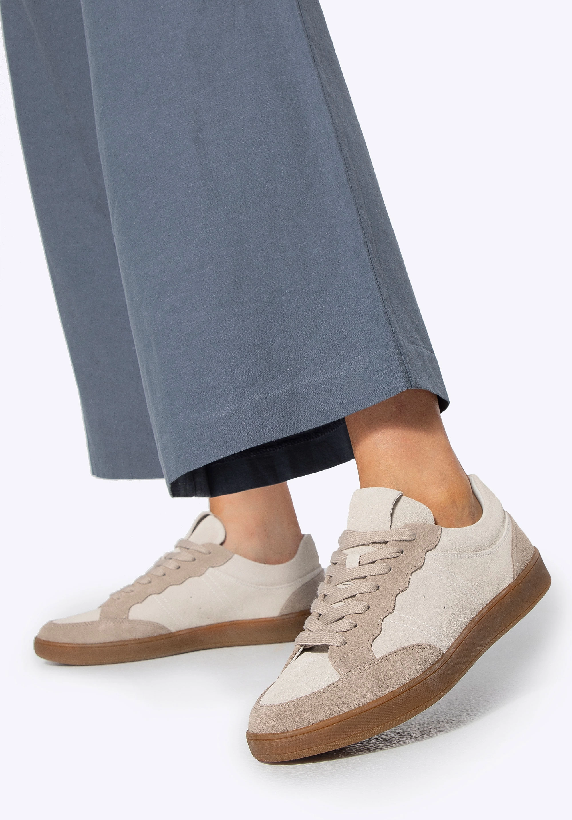Zamszowe sneakersy z kontrastowymi elementami beżowe