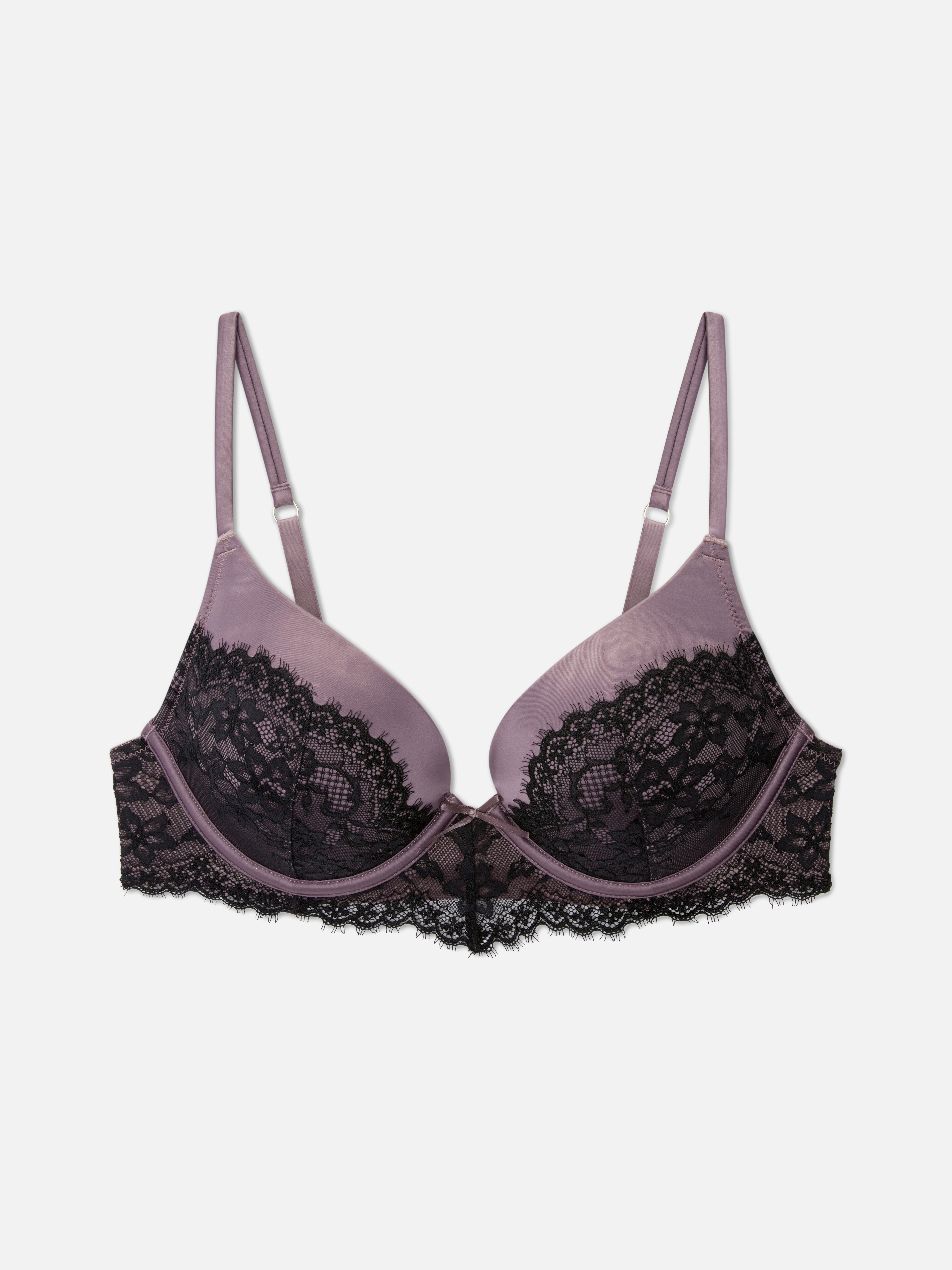 Sutien push-up cu dantelă contrastantă Un sutien push-up din satin cu detalii de dantelă contrastantă pe cupe