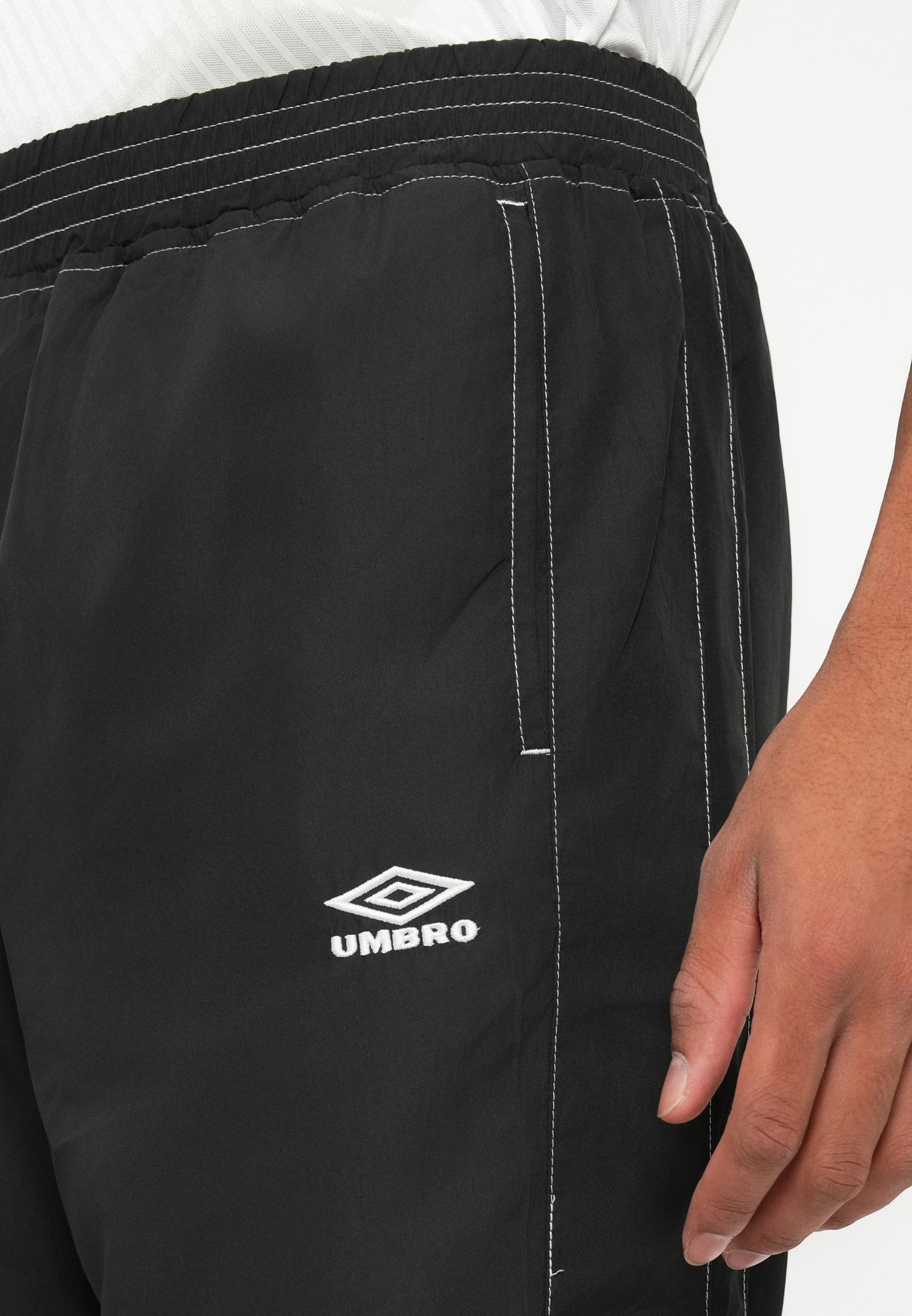 Pantaloni da tuta Umbro RELAXED - neri