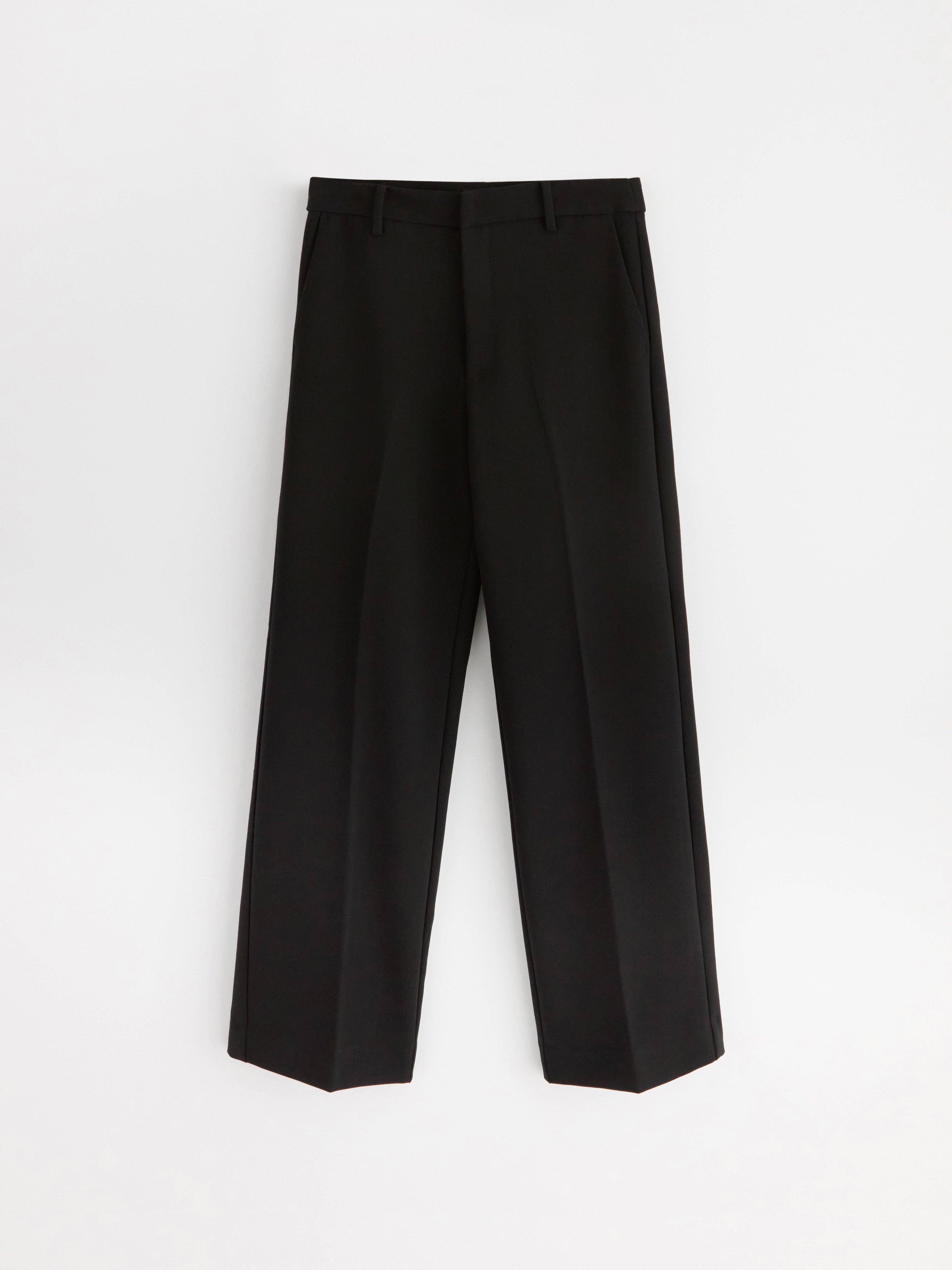 Pantalones rectos NOOR con perneras más cortas, color negro.