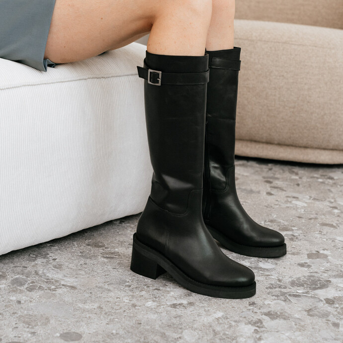 Bottes à talons et détails argentés  en cuir gras noir