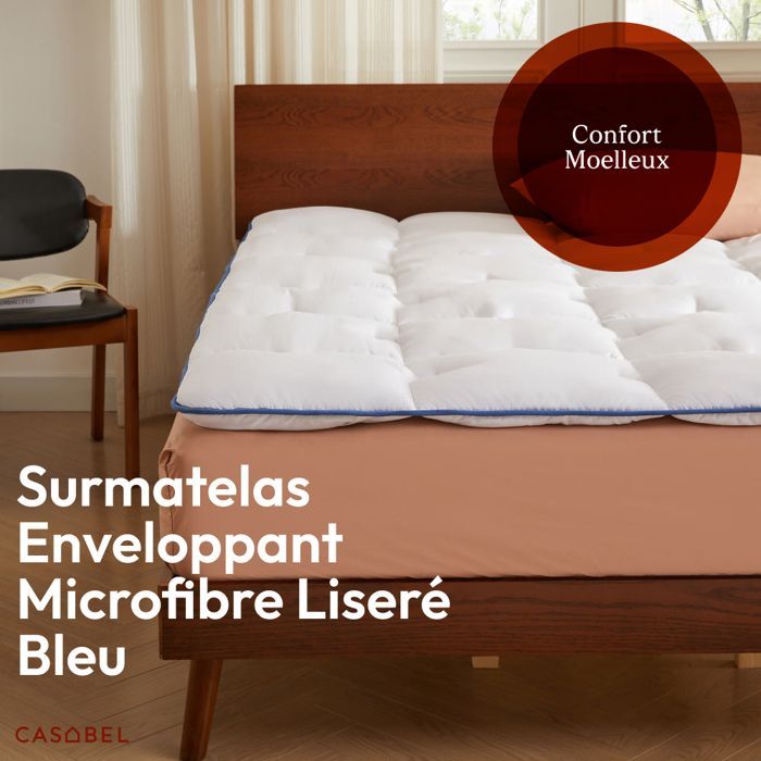 CASABEL Surmatelas Enveloppant 140 x 200 cm en Microfibre Respirante avec Liseré Bleu – Ultra Moelleux, Anti-Acariens – 2 Places