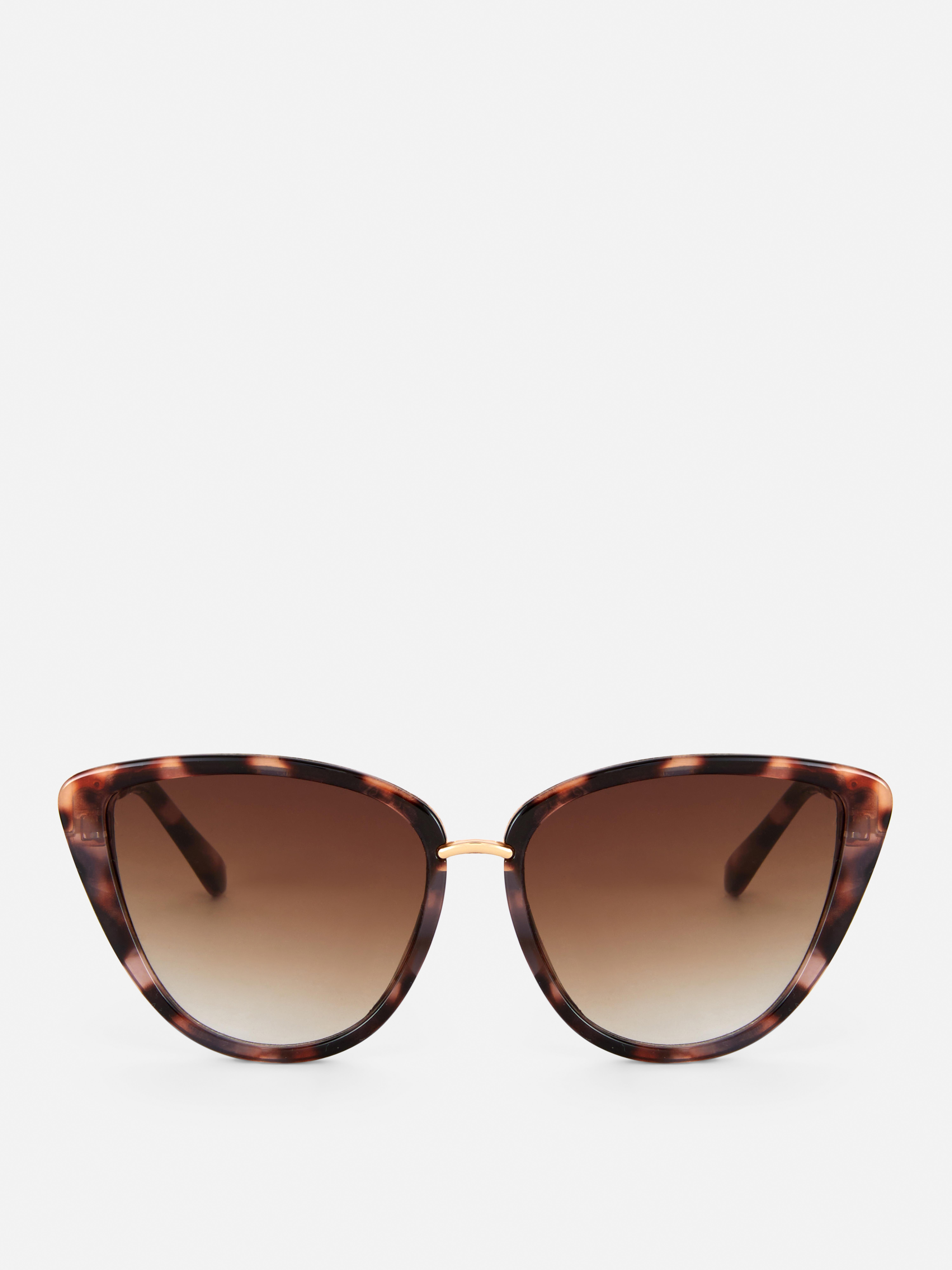 Ochelari de soare cat-eye cu finisaj metalic. O versiune modernă a clasicilor cat-eye din anii 1950.