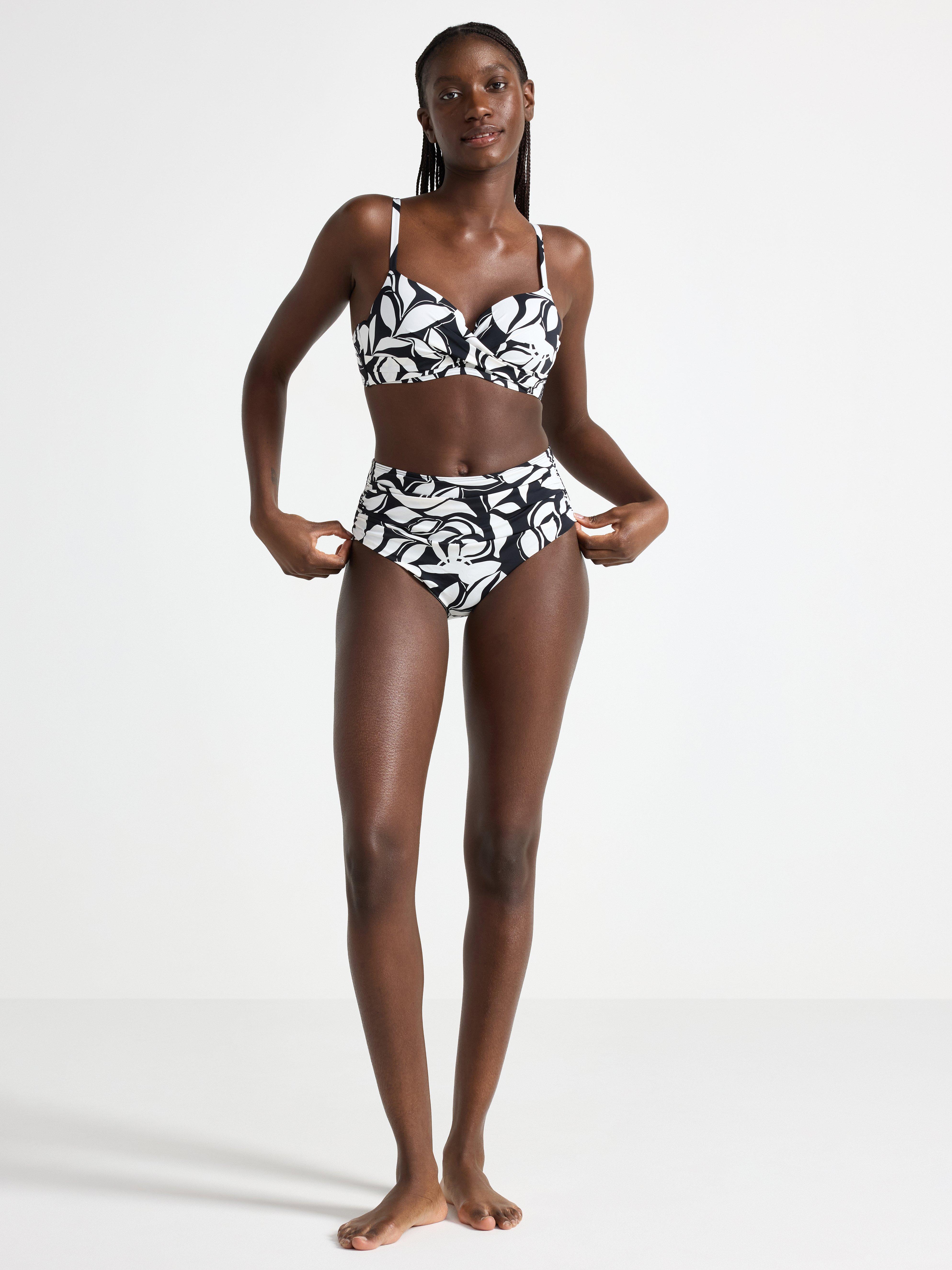 Braguita de bikini moldeadora de talle alto, color blanco claro.