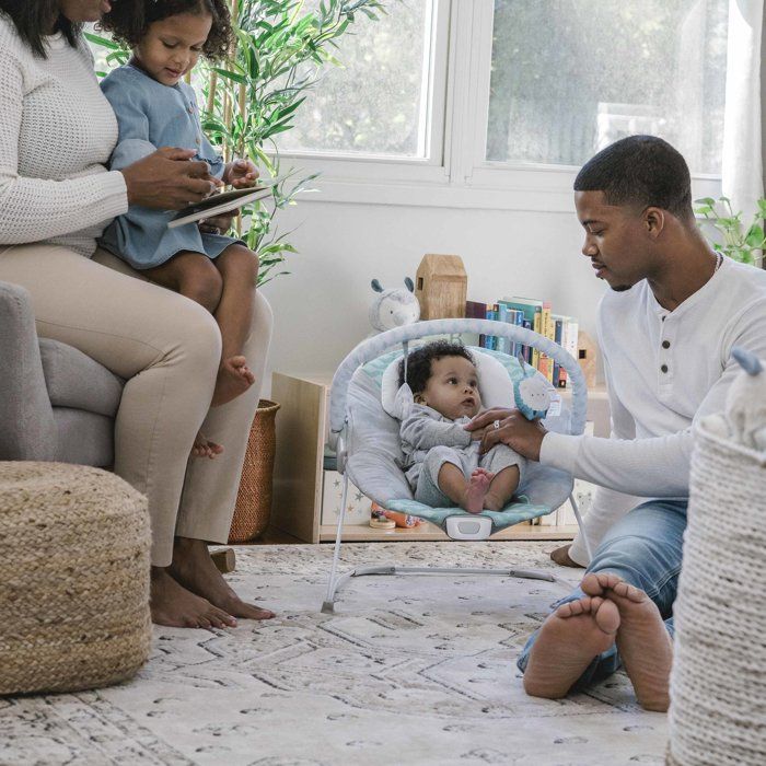 INGENUITY Transat bébé Nuages, Vibrations apaisantes, Arche d'éveil avec 2 peluches, Cale tête amovible, cadeau bébé