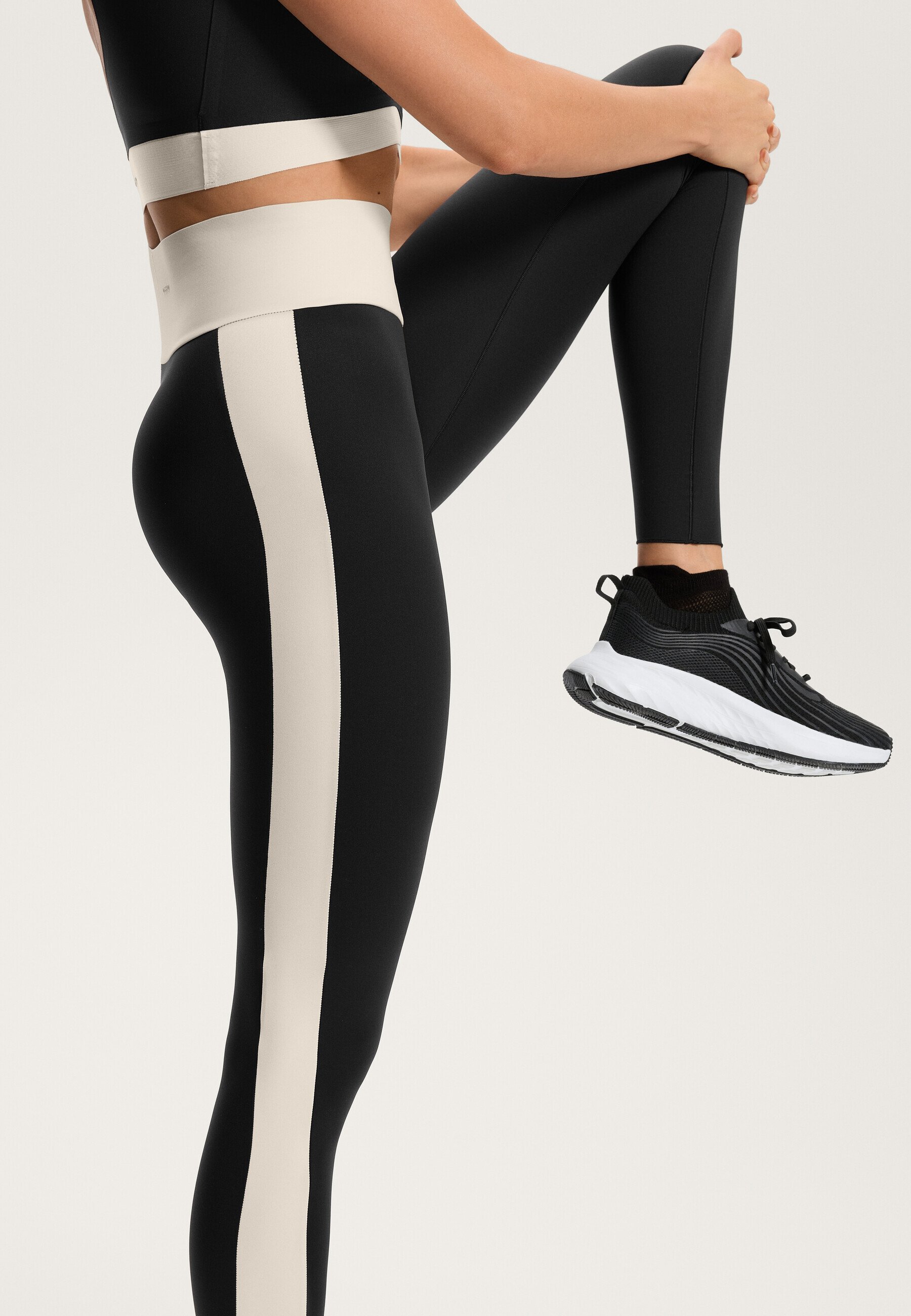 OYSHO PERFECT-ADAPT HIGH RISE 65 CM ANKLE LENGTH WITH V-CUT WAIST - Legíny - black