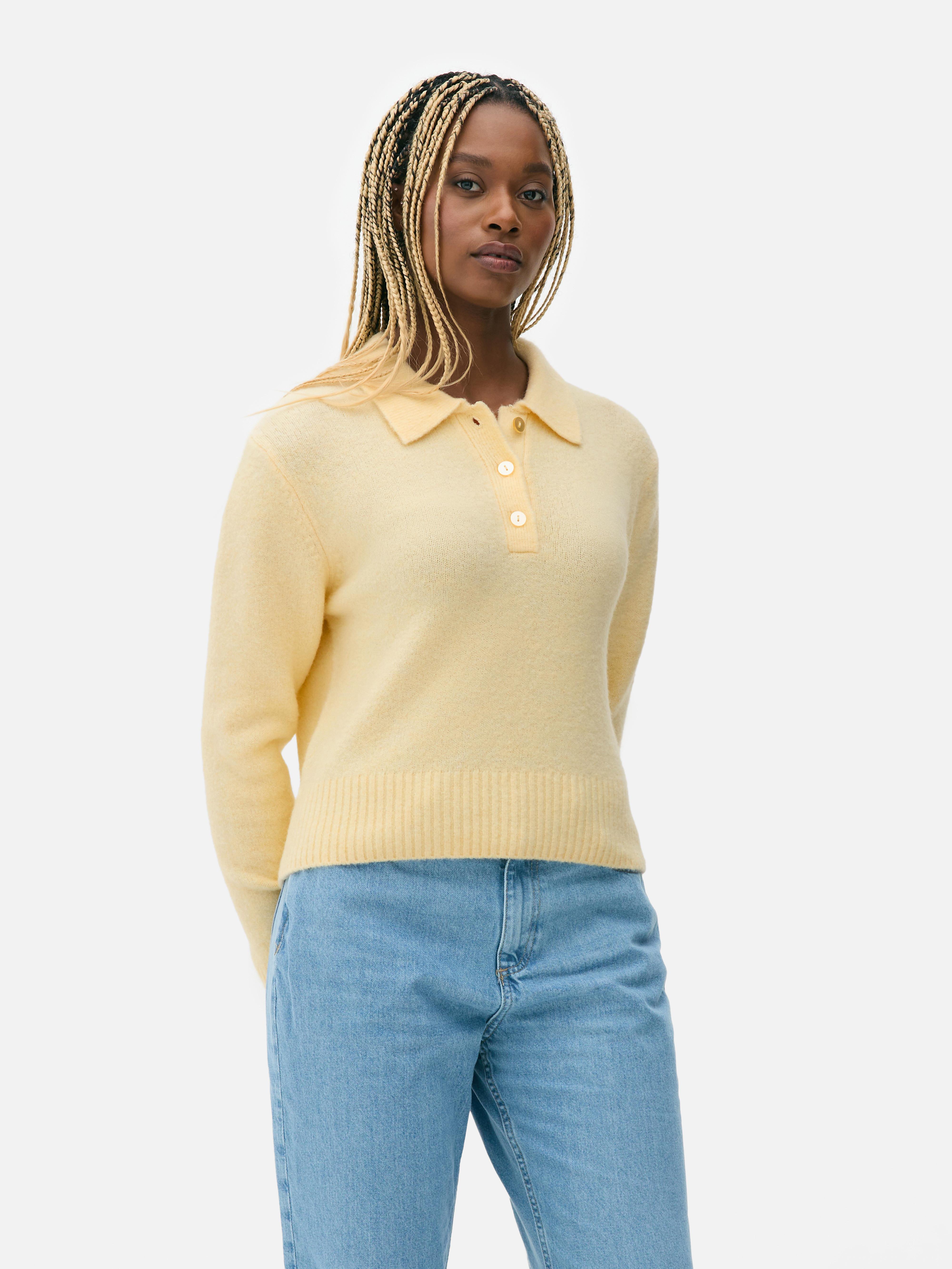 Genser med polokrage En myk genser med polokrage og knappestolpe for et komfortabelt, preppy utseende