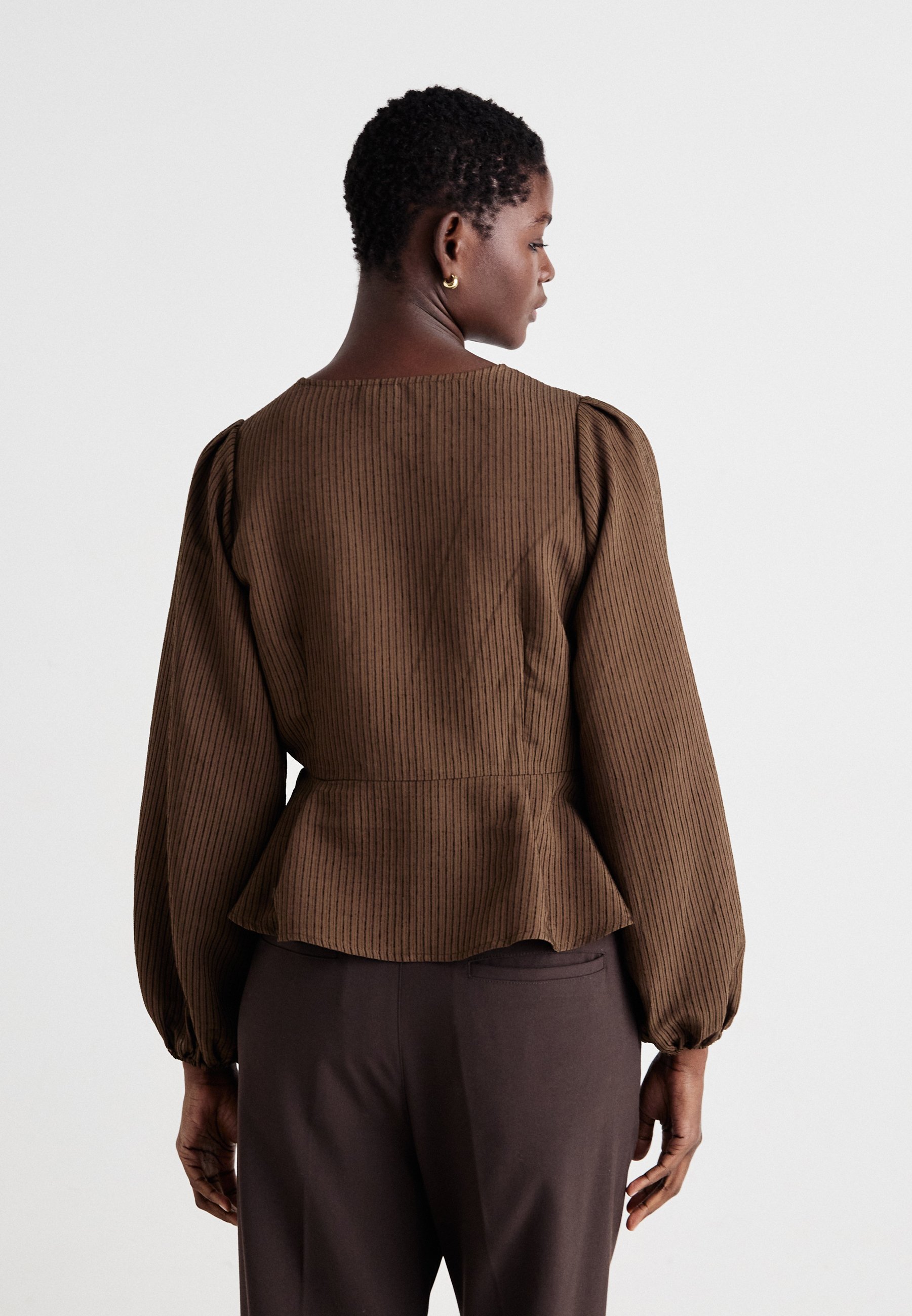 PCNANNIE V-Ausschnitt Krawatte - Bluse - Chicory Coffee
