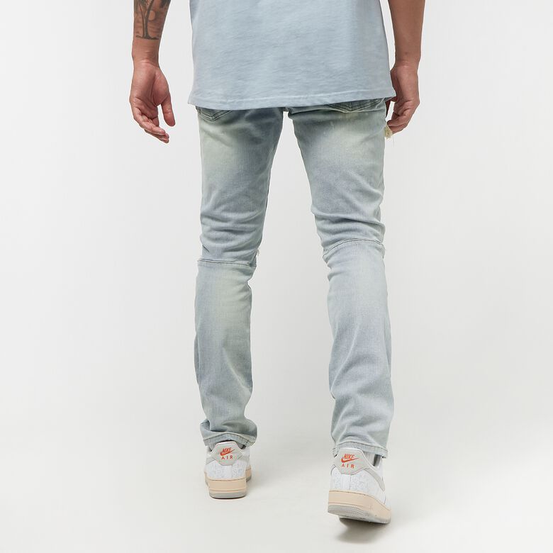 Lichtgewassen, gescheurde en gerepareerde jeans