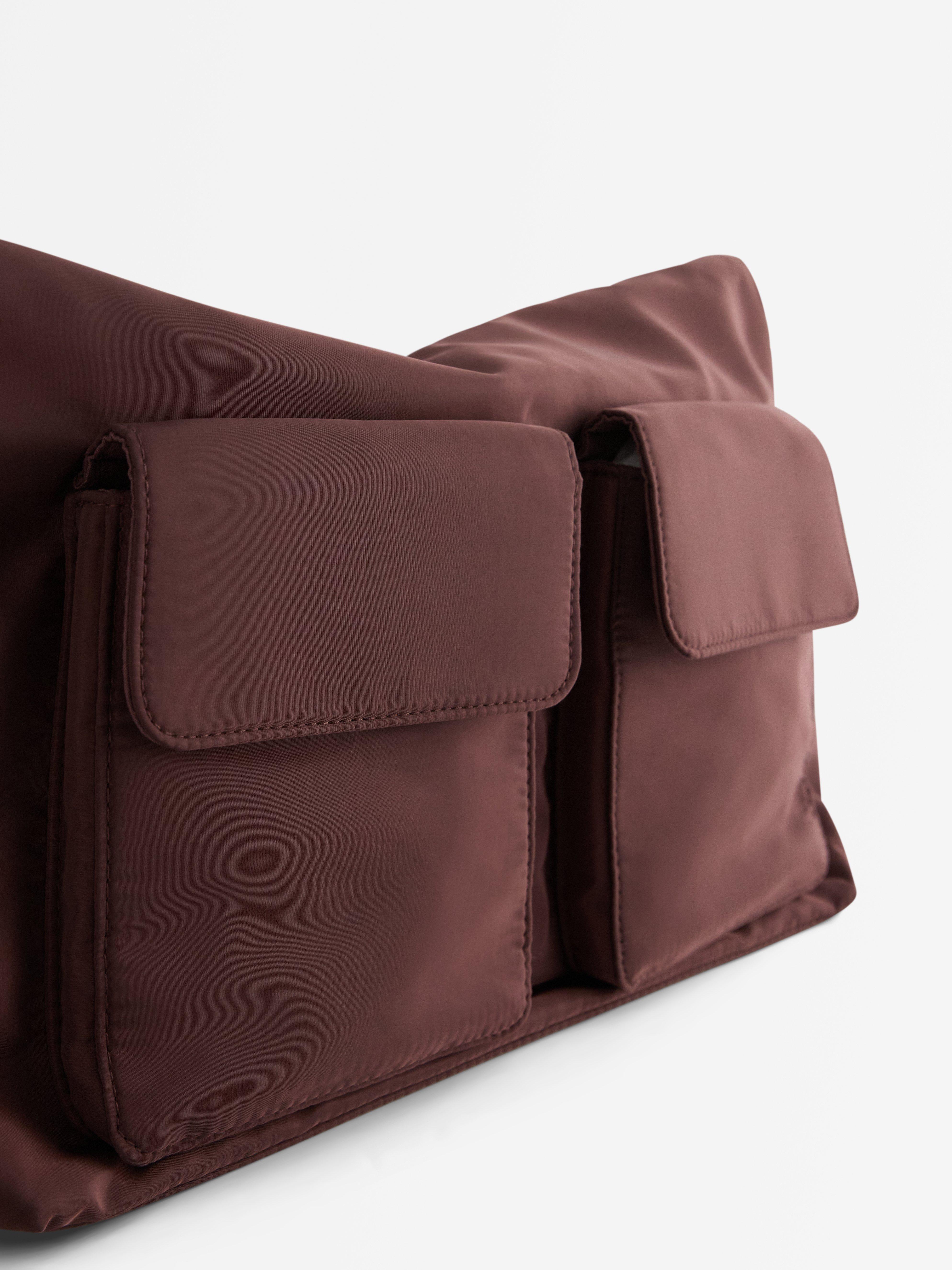 Bolso de hombro marrón oscuro