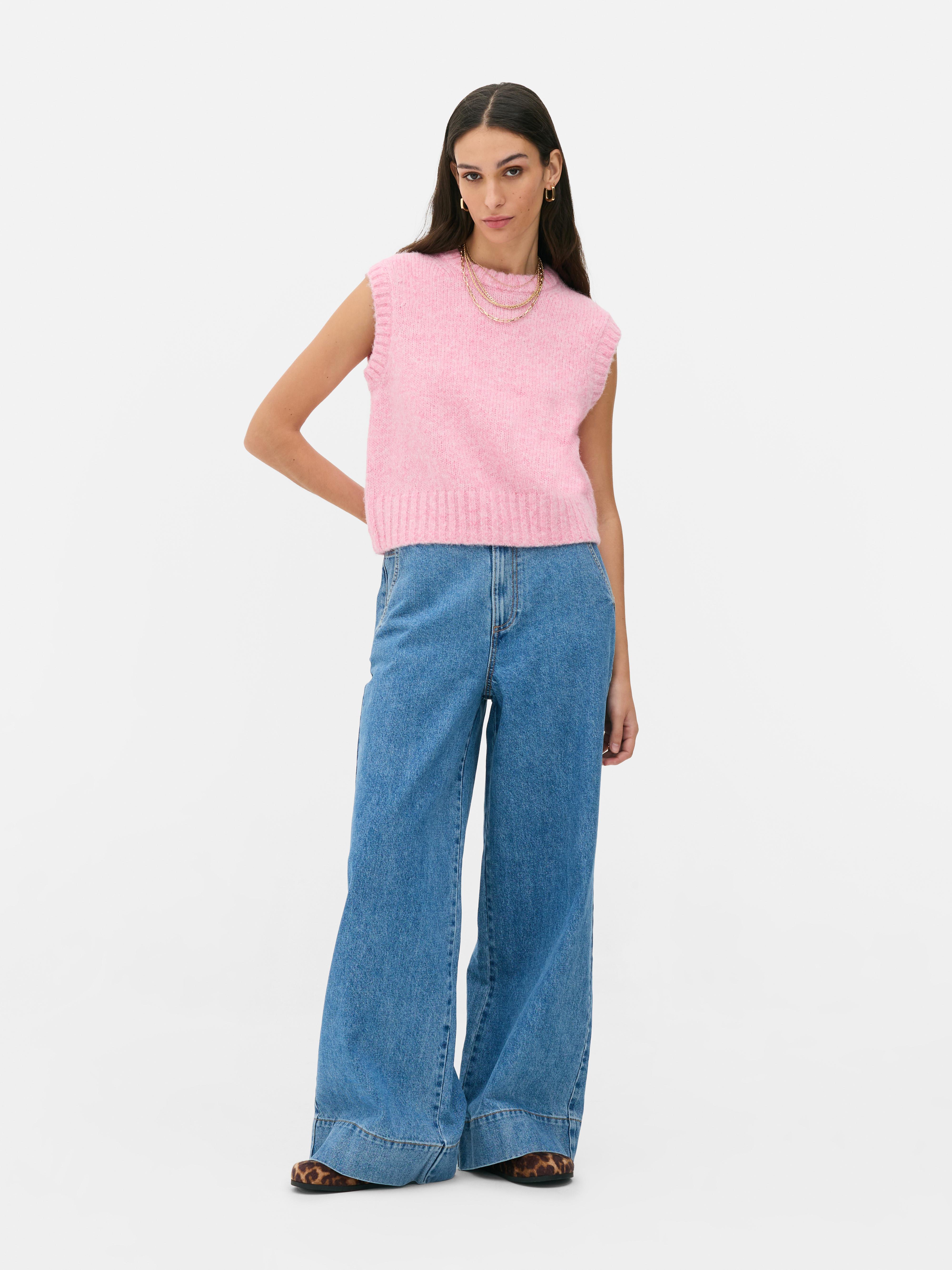 Canotta in maglia con texture spazzolata. Una canotta in maglia con collo e orlo a coste per un comfort caldo.
